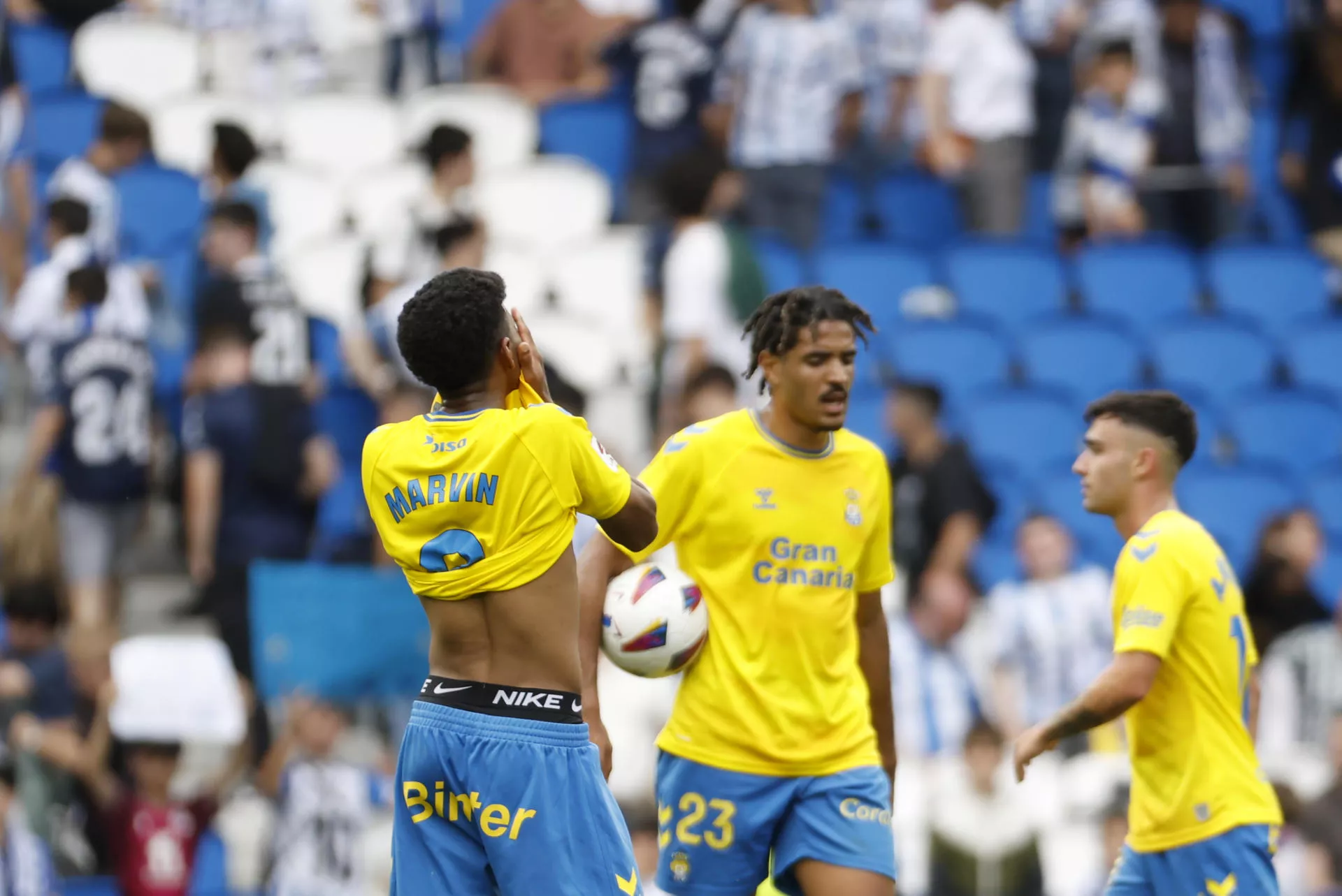 Marvin, jugador de la UD Las Palmas, al finalizar el partido de la jornada 34 de LaLiga Ea Sports./ EFE - JUAN HERRERO