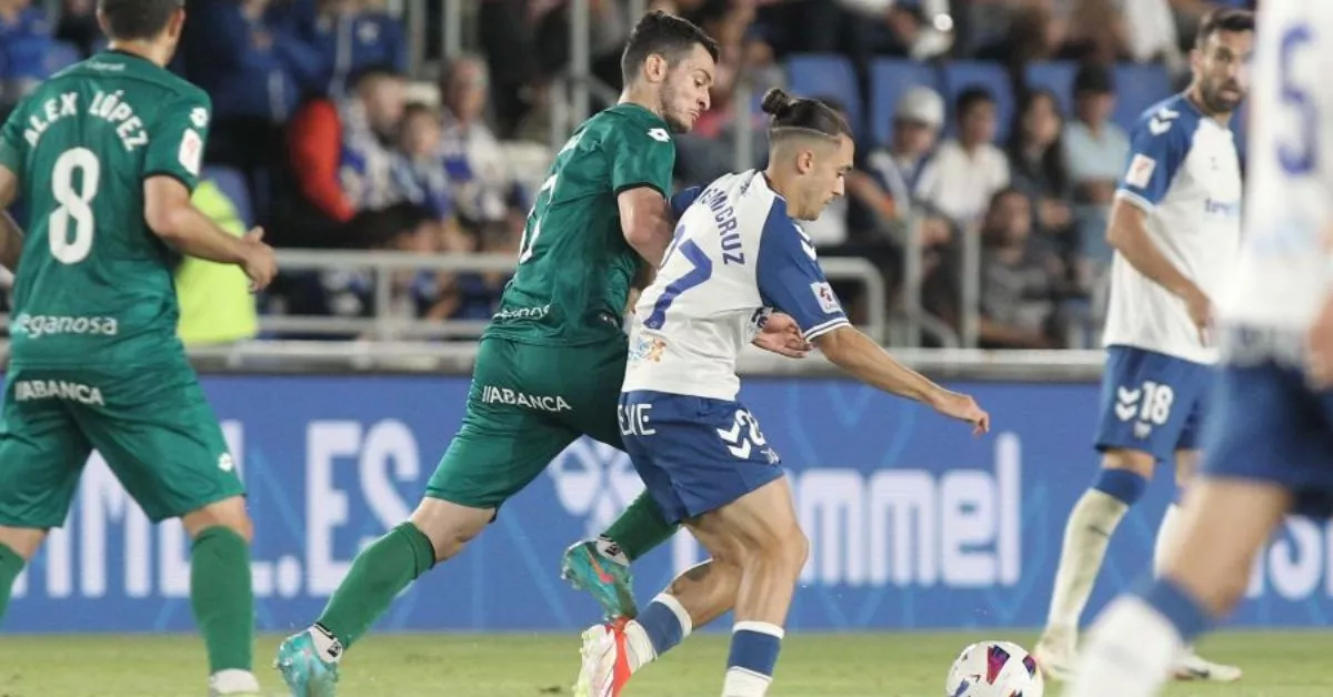 El Tenerife consiguió ante el Racing de Ferrol un triunfo que le permite mantener opciones de acercarse a la zona alta en las cuatro jornadas de Liga que restan./ LALIGA.