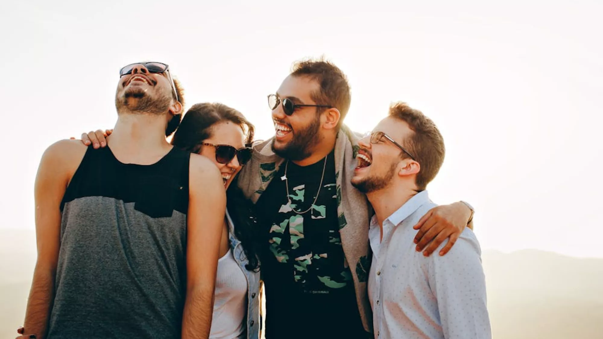 Imagen de unos amigos sonriendo / PEXELS