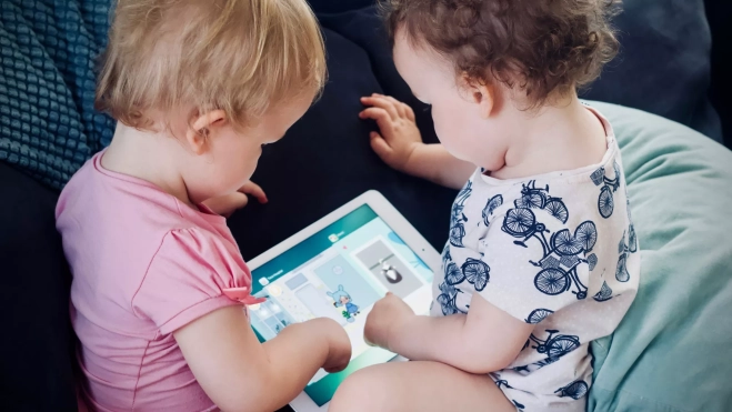 Los expertos aconsejan que los menores de tres años no utilicen pantallas al afectar a su neurodesarrollo / UNSPLASH