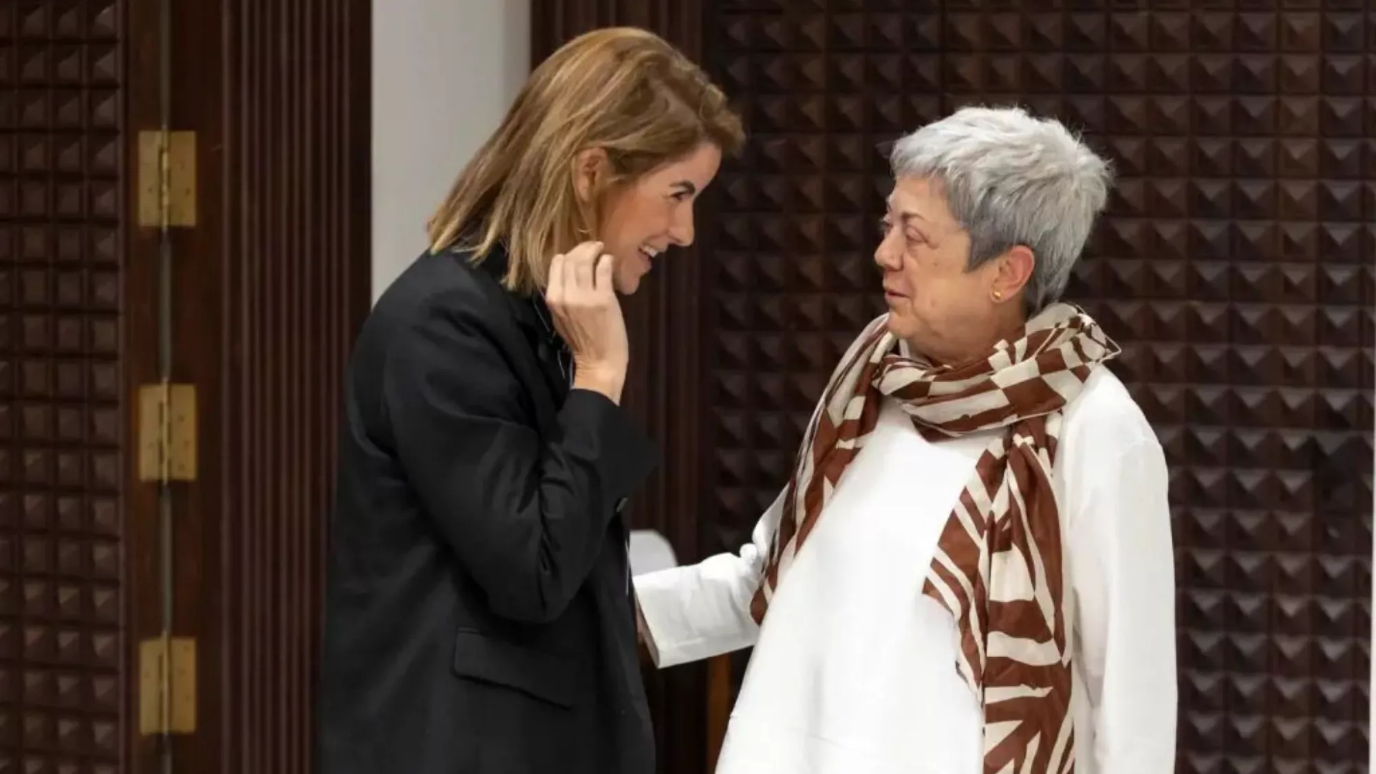 Noemí Tejera, arquitecta y urbanista, charla en el Parlamento de Canarias con Emma Pérez-Chacón Espino, catedrática de Geografía Física de la Universidad de Las Palmas de Gran Canaria./ EFE