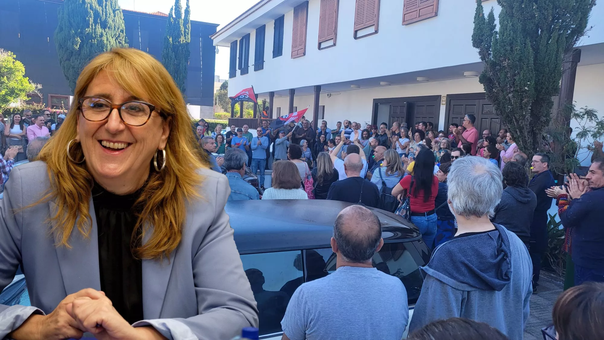 María Teresa Covisa, gerente de la ULL, sobreimpresionada sobre una imagen de la concentración del PTGAS de la Universidad en el rectorado./ MONTAJE AH María Teresa Covisa, gerente de la ULL, sobreimpresionada sobre una imagen de la concentración del PTGAS de la Universidad en el rectorado./ MONTAJE AH