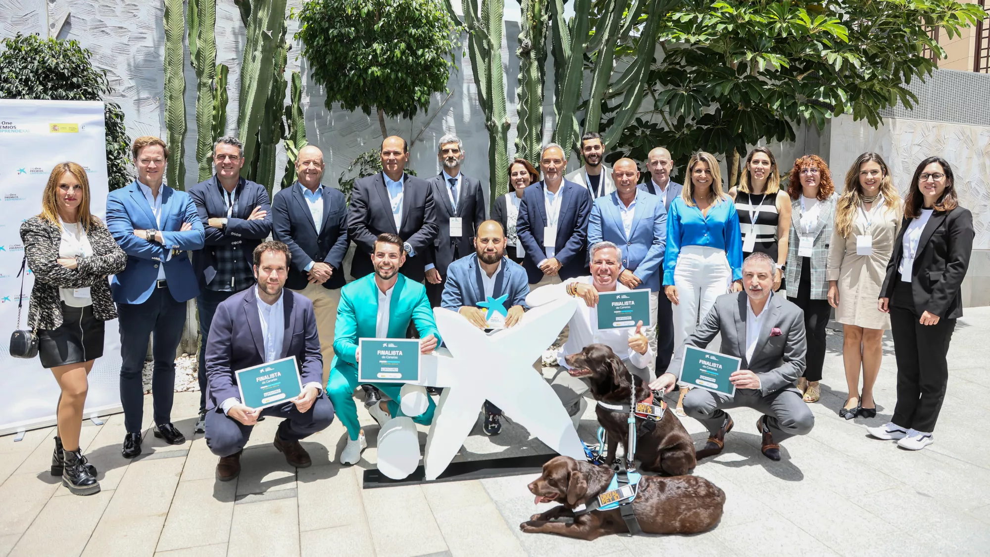 Foto de familia del ganador, finalistas y jurado de la final de los Premios EmprendeXXI en Canarias / CAIXABANK