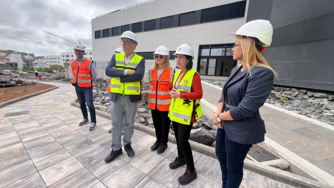 Darias durante la visita a la actuación urbanística que se está desarrollando en Tamaraceite. Darias durante la visita a la actuación urbanística que se está desarrollando en Tamaraceite.