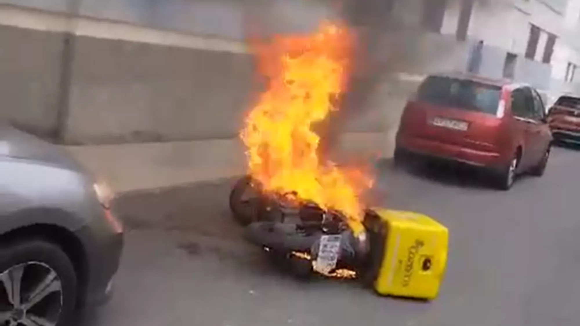 Moto durante el incendio / AH