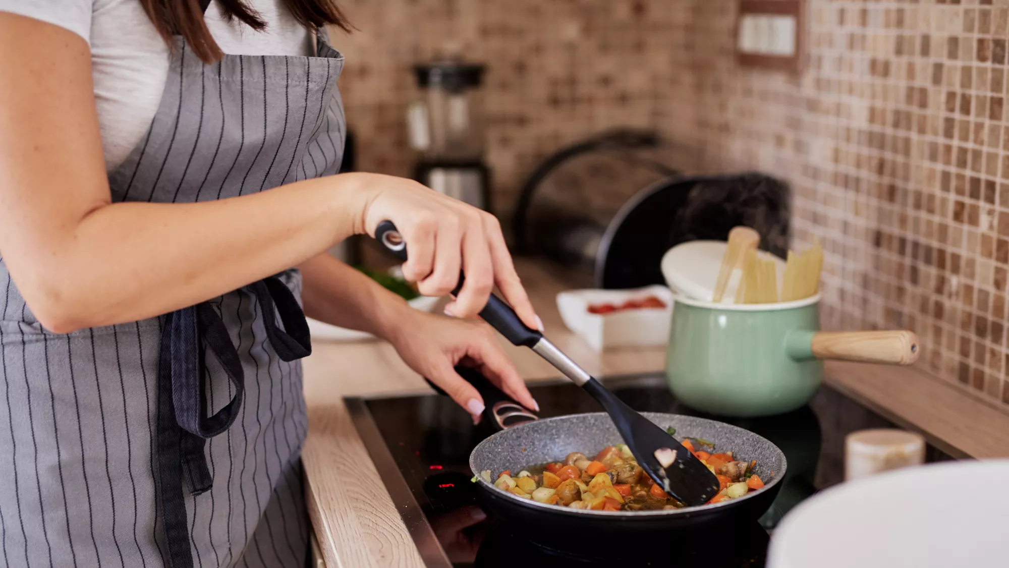 Persona cocinando un plato típico canario / AH