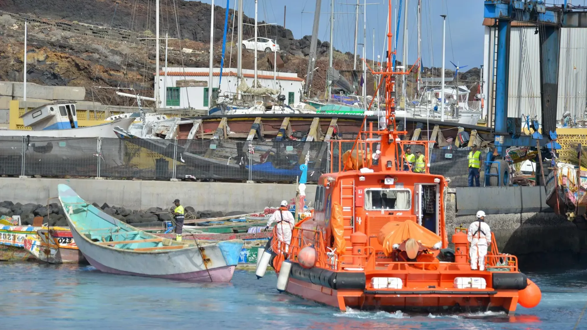 Una embarcación de migrantes y un barco de Salvamento Marítimo / EFE