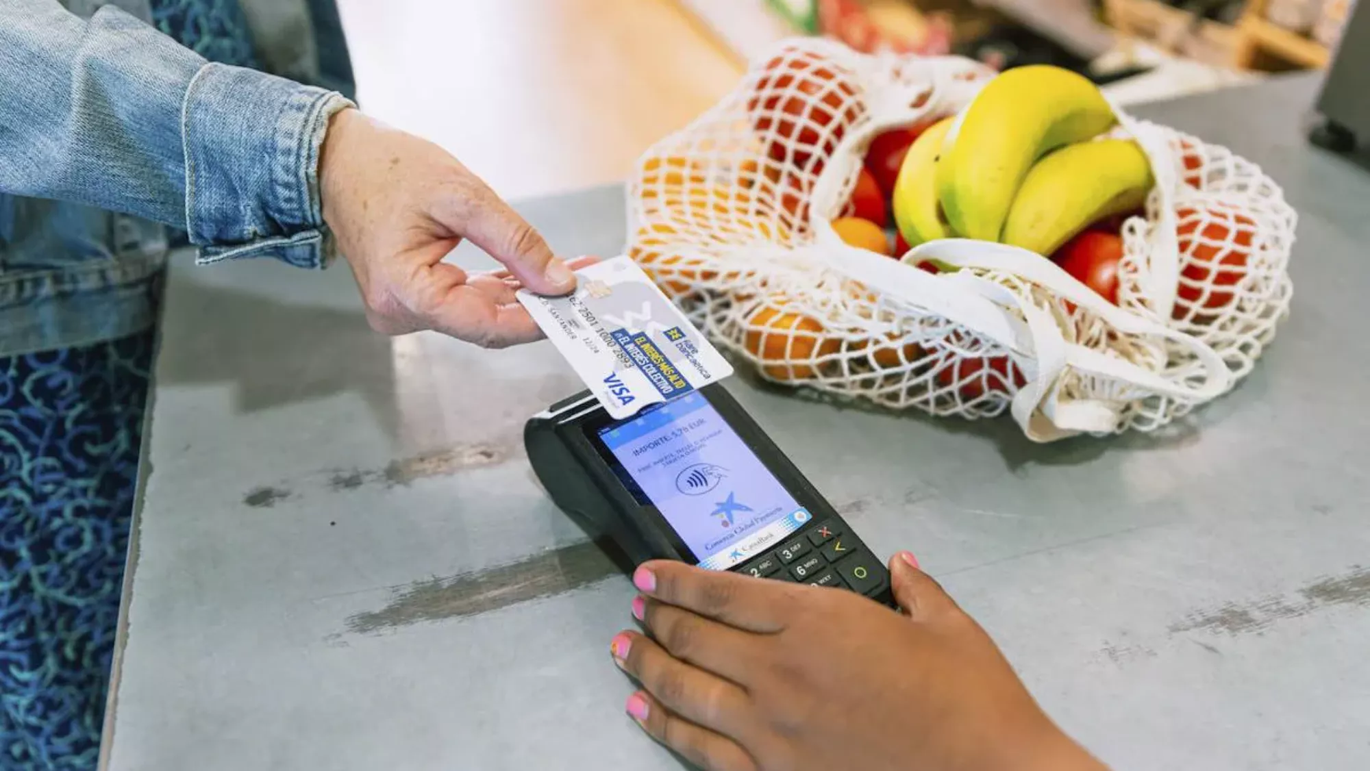 Una persona haciendo la compra con una tarjeta monedero / EFE