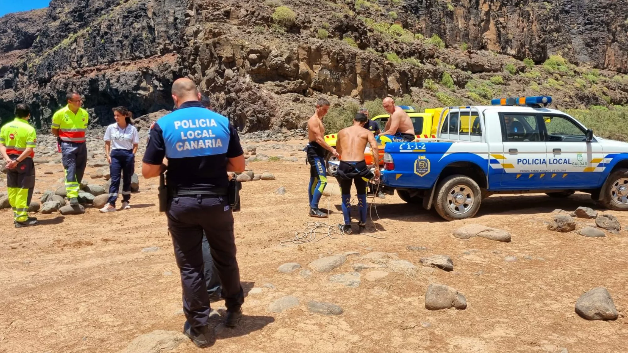 Momento en el que los bomberos sacan el cuerpo del agua / CEDIDA