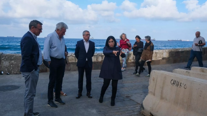 La alcaldesa y el secretario de Estado de Medio Ambiente recorren el barrio marinero de San Cristóbal / IMAGEN DE ARCHIVO