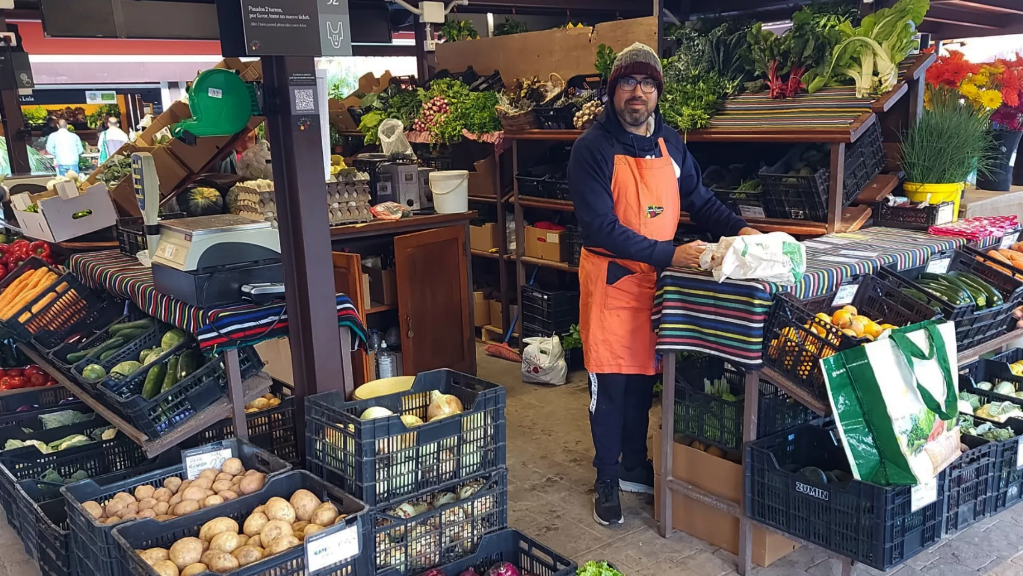 Imagen de uno de los puestos de frutas y verduras frescas del mercadillo / MERCADILLO DE TEGUESTE