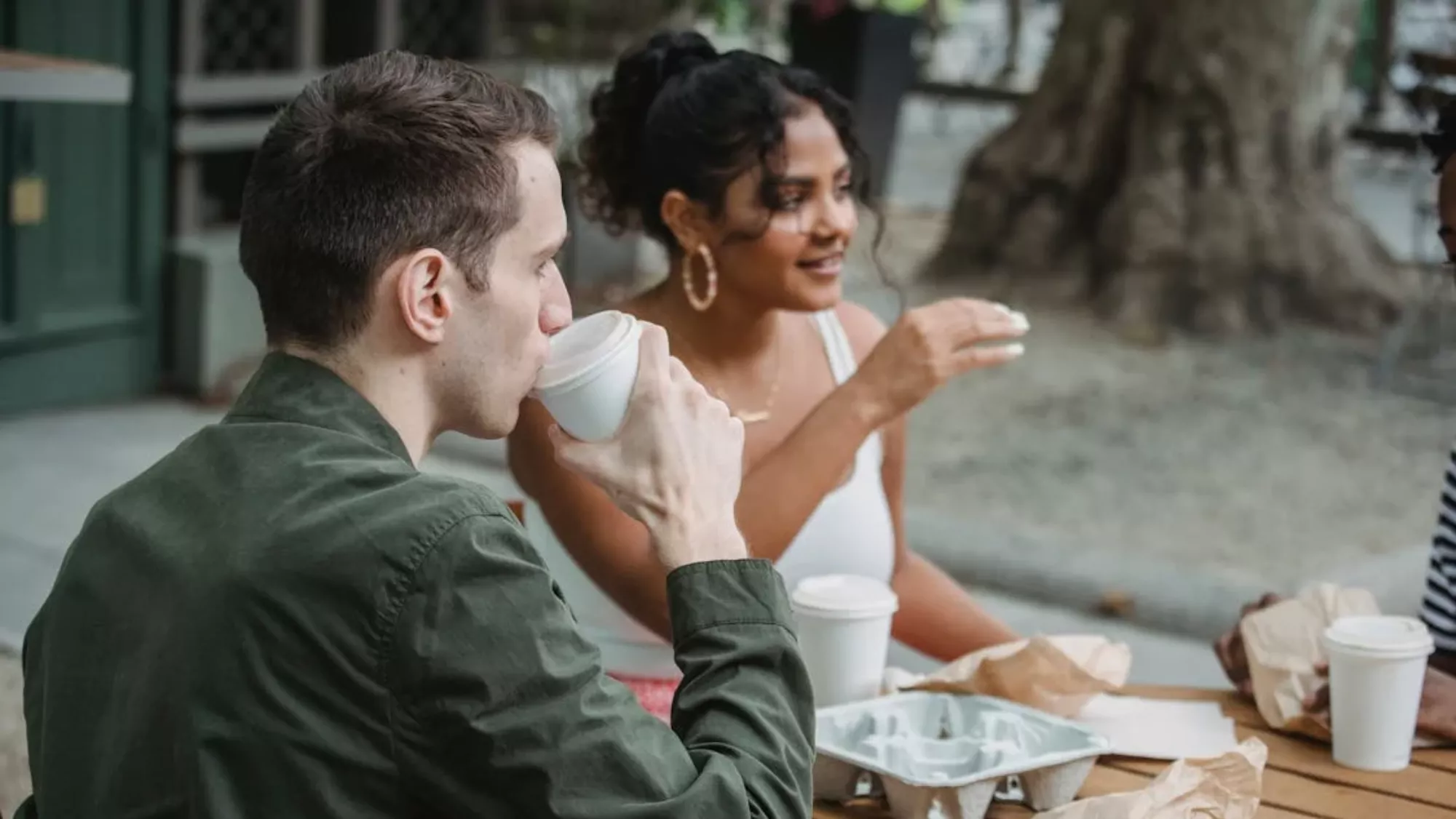 Imagen de una persona tomando un café en una franquicia de Starbucks /AH