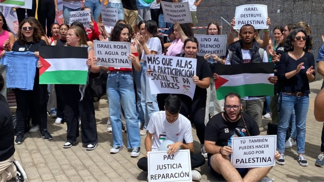 Alumnado con carteles en contra del genocidio que sufre Palestina / ATLÁNTICO HOY