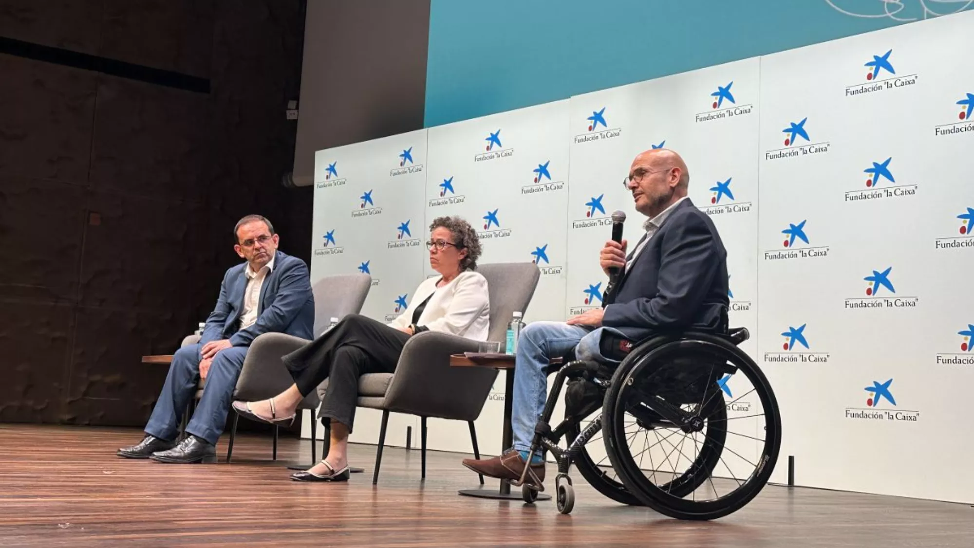 De izquierda a derecha: José Javier Verdasco, delegado territorial de la Fundación “la Caixa”; Alicia Campos, directora de la FEP, y Anxo Queiruga, presidente de Cocemfe / SERVIMEDIA