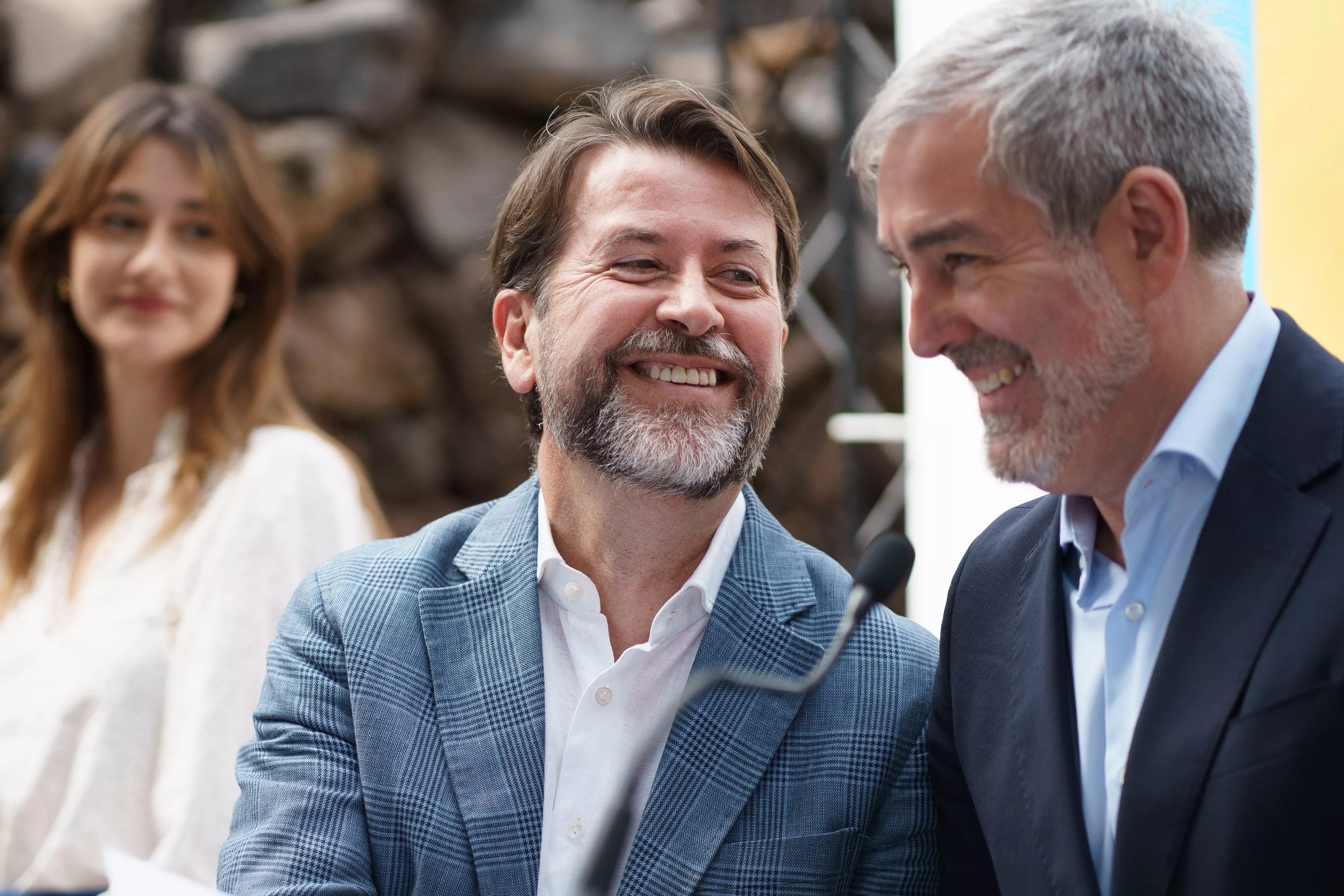 Carlos Alonso y Fernando Clavijo sonríen durante la presentación del manifiesto con el que CC concurre a las europeas. / RAMÓN DE LA ROCHA-EFE