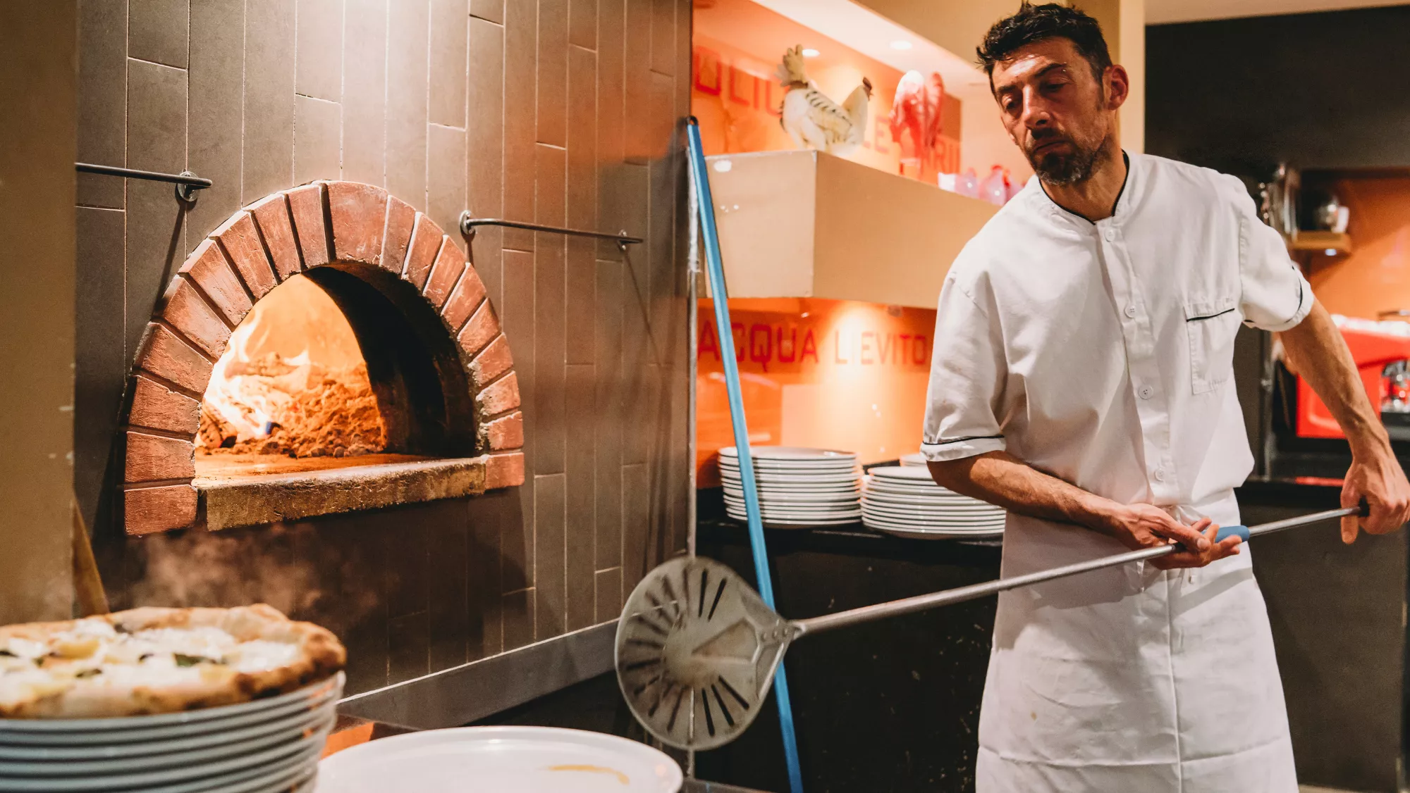 Imagen de un hombre en un buffet de pizzas/ PEXELS 