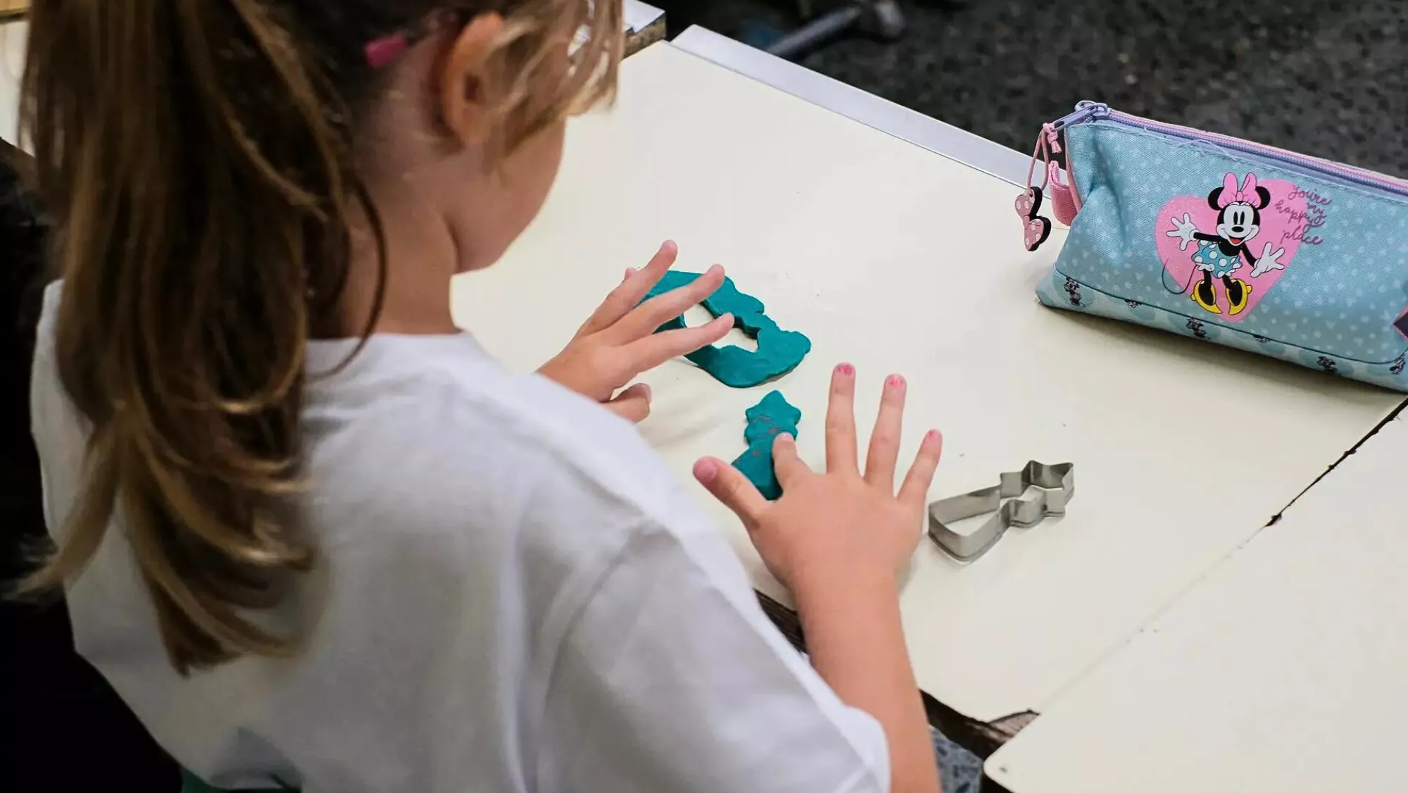 Una niña en un centro educativo / EFE - ÁNGEL MEDINA