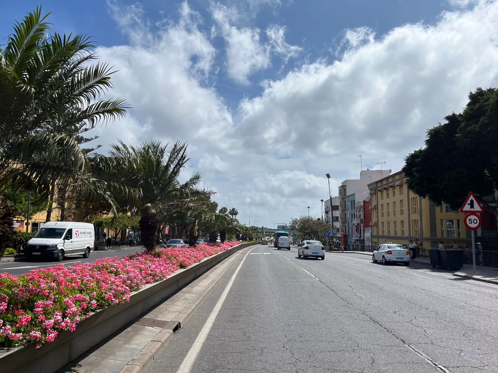 Imagen del  asfalto que cubre el barranco de Guiniguada el 10 de mayo de 2024, con la escultura de Galdós al final de la carretera