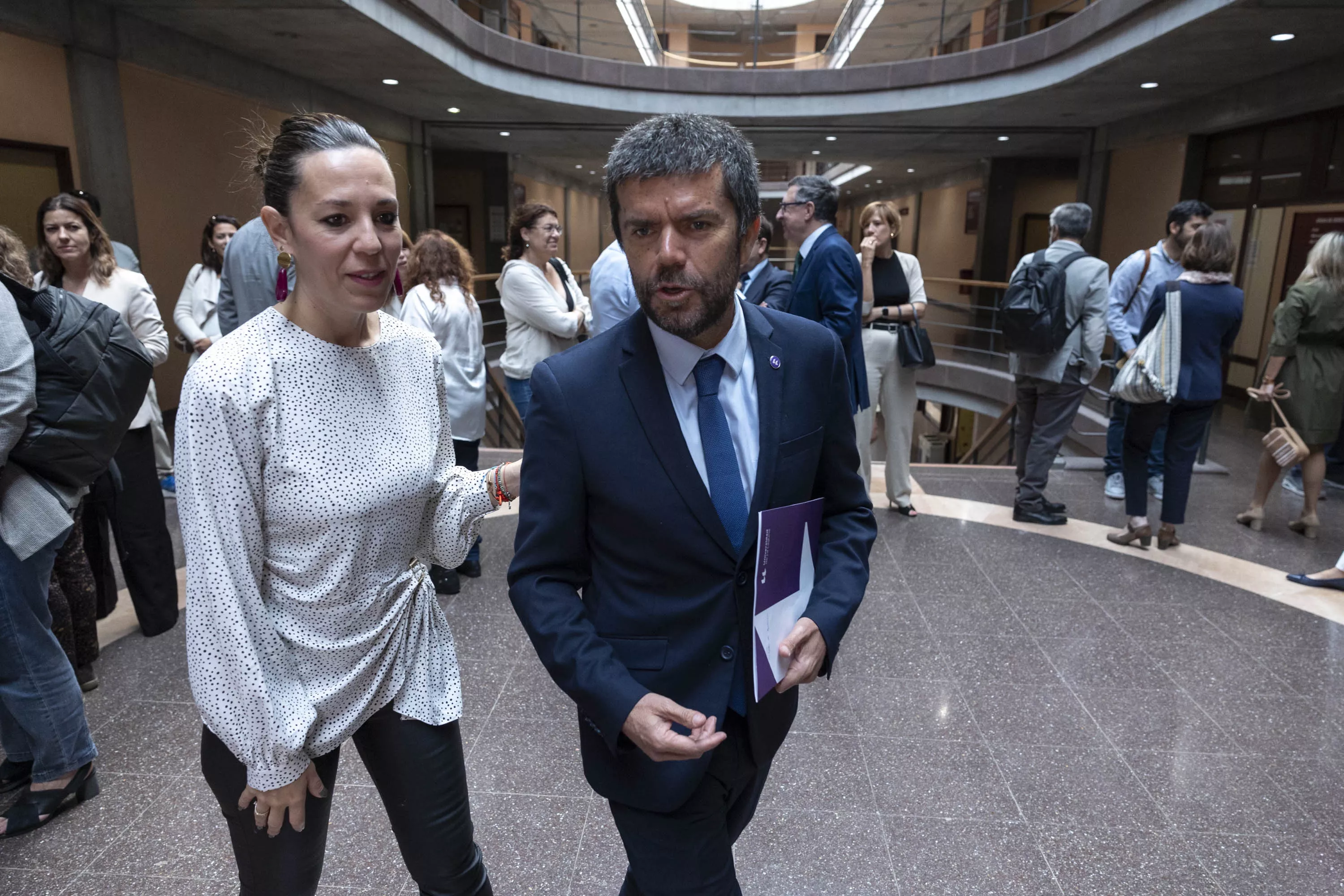 La consejera de Empleo, Jessica de León, y el rector de la Universidad de La Laguna, Francisco García, durante la presentación del libro blanco de economía social. / MIGUEL BARRETO-EFE