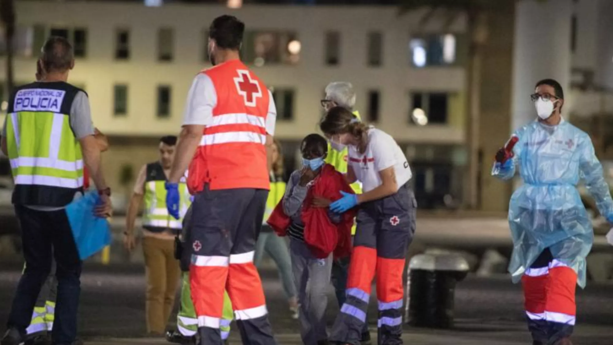 Unos niños llegan en patera a Canarias / EFE Unos niños llegan en patera a Canarias / EFE
