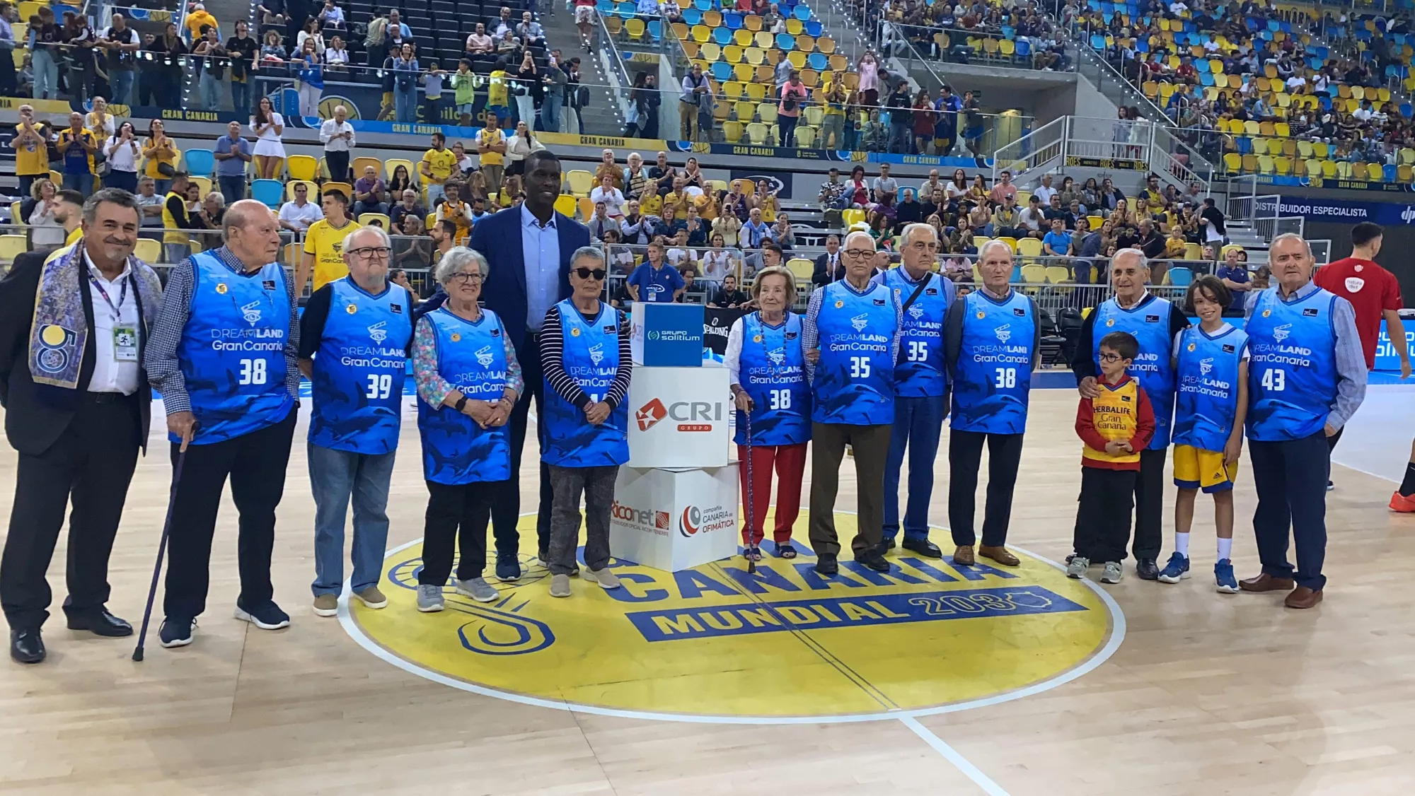 Abonados en un momento del homenaje junto a Sitapha Savané y Germán de La Guardia, gerente Grupo CRI
