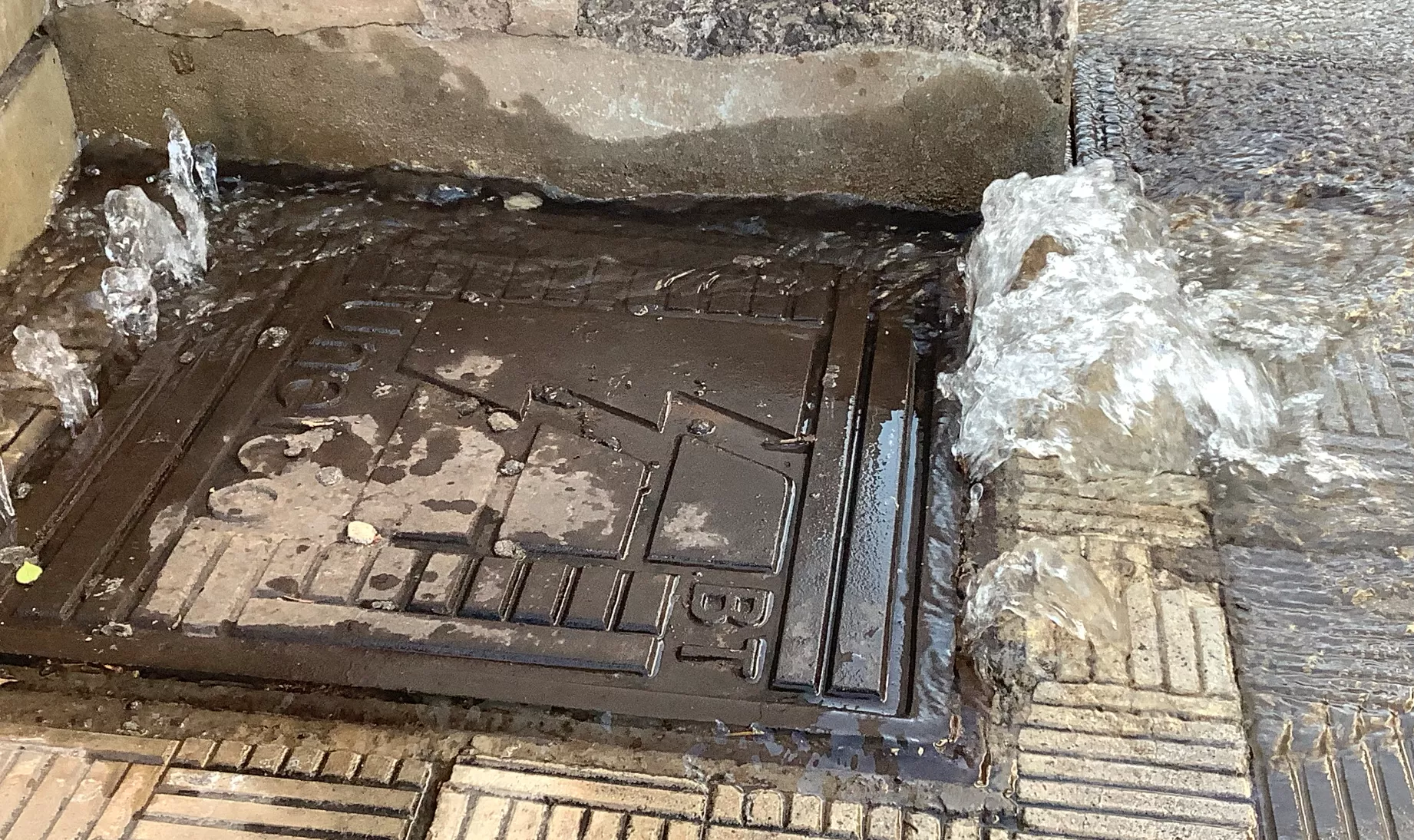 Agua brotando sin control de una alcantarilla en la Rambla de Santa Cruz./