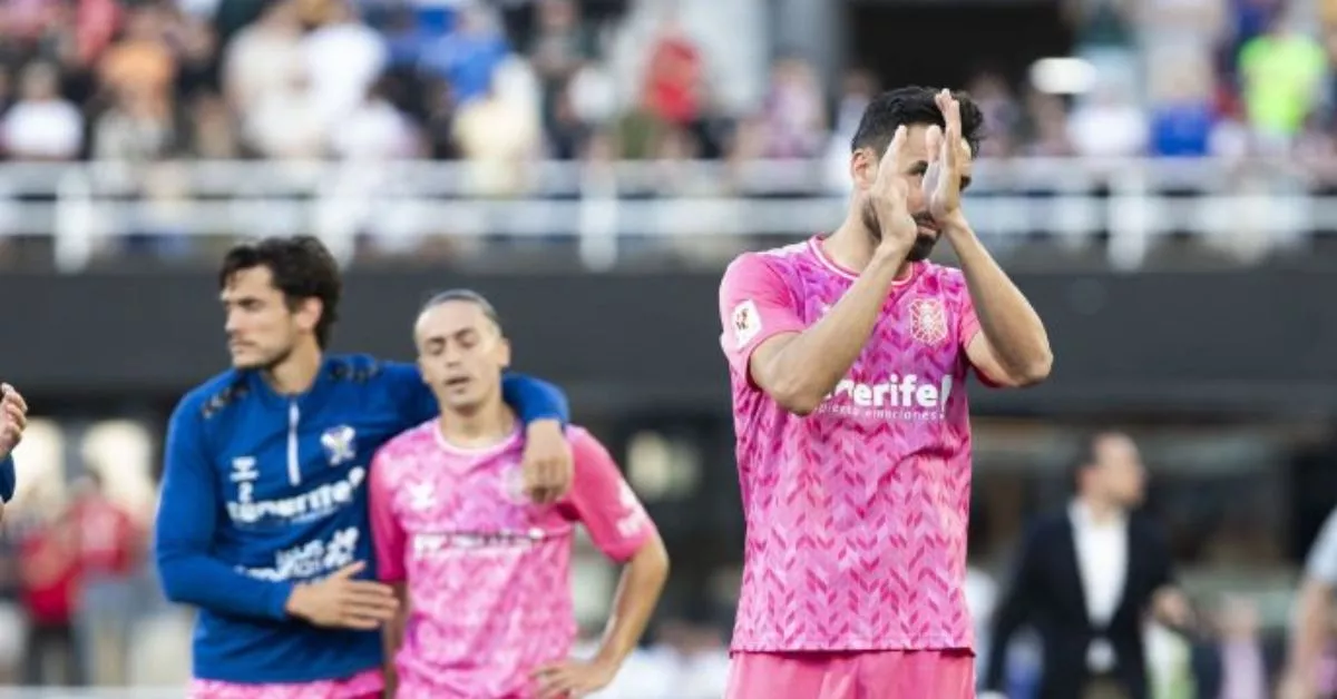 Gallego aplaude a los aficionados del Tenerife presentes en Cartagena mientras Corredera consuela a Luismi Cruz./ LALIGA.