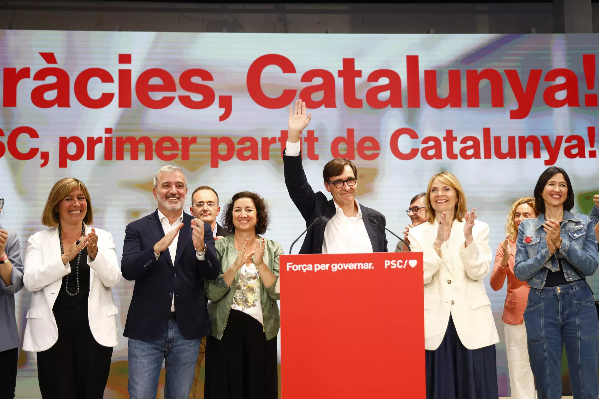 El candidato a la presidencia de la Generalitat por el PSC, Salvador Illa (3d), celebra su triunfo en las elecciones catalanas de este domingo 12 de mayo. / QUIQUE GARCÍA-EFE