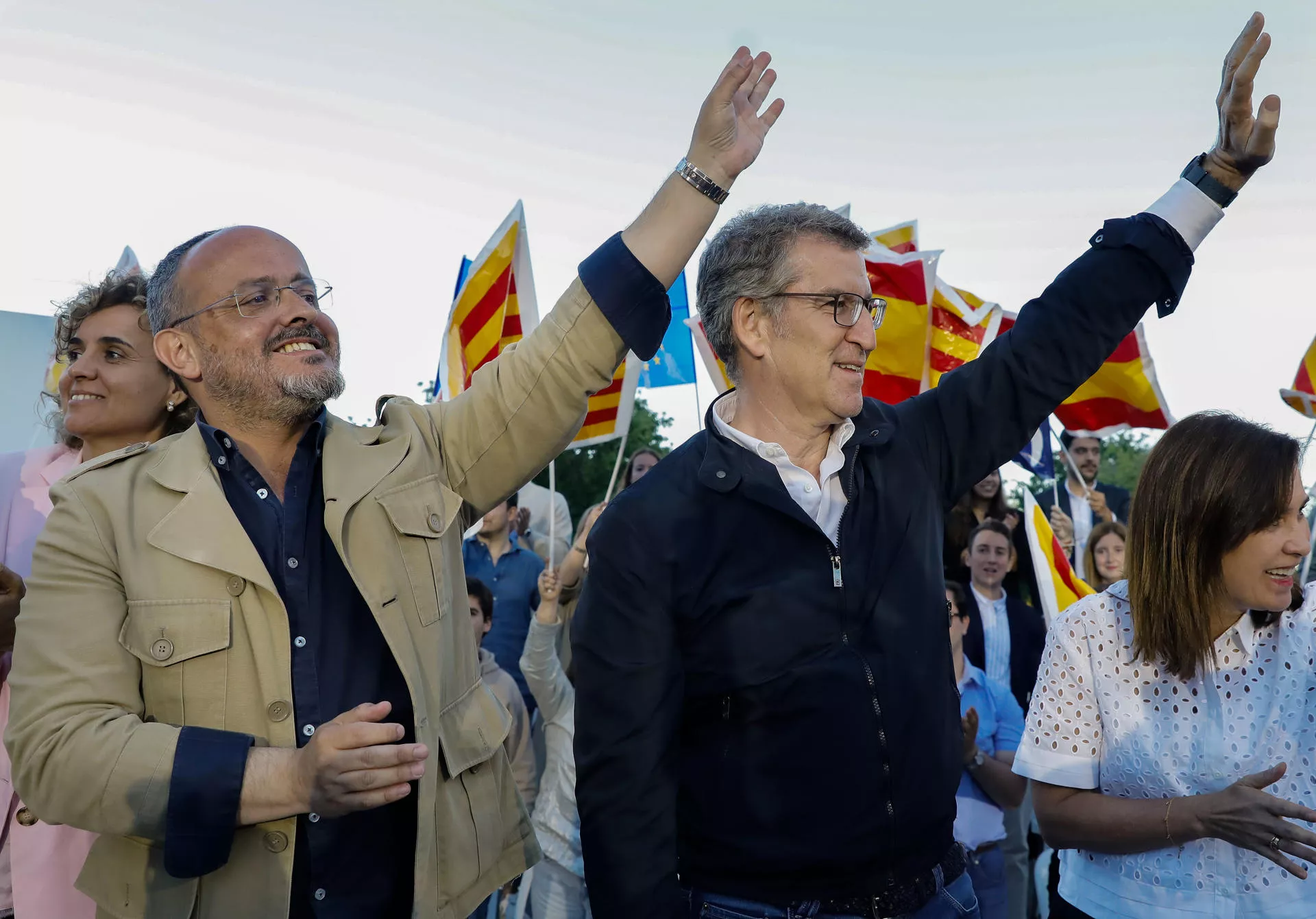  El presidente del PP, Alberto Núñez Feijoo (c), y el candidato a la presidencia de la Generalitat, Alejandro Fernández (2i), entre otros, durante un acto de campaña que los populares celebraron en Tarragona. / ENRIC FONTCUBERTA-EFE