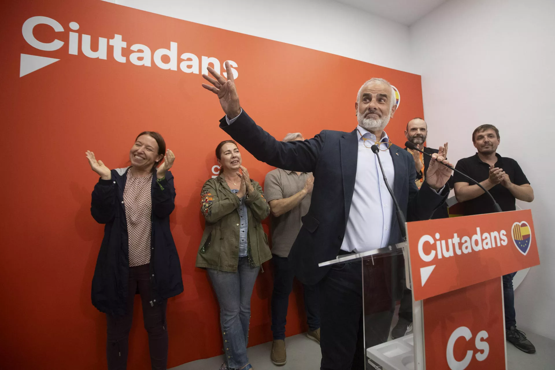 El candidato a la presidencia de la Generalitat por Ciudadanos, Carlos Carrizosa, comparece ante los medios para valorar los resultados electorales. / MARTA PÉREZ-EFE