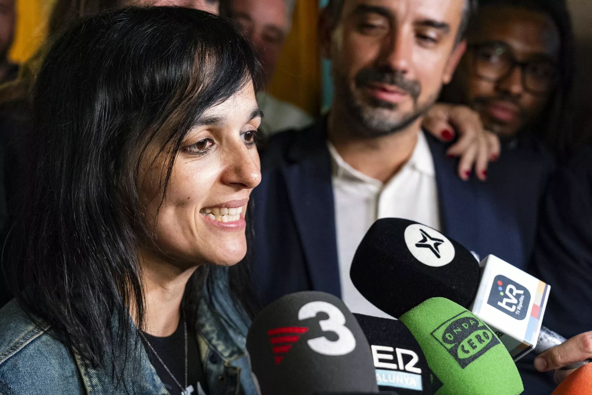 La alcaldesa de Ripoll y líder de Aliança Catalana, Silvia Orriols, atiende a los medios tras conseguir dos diputados que permitirán que su formación se estrene en el Parlament. / SIU WU-EFE