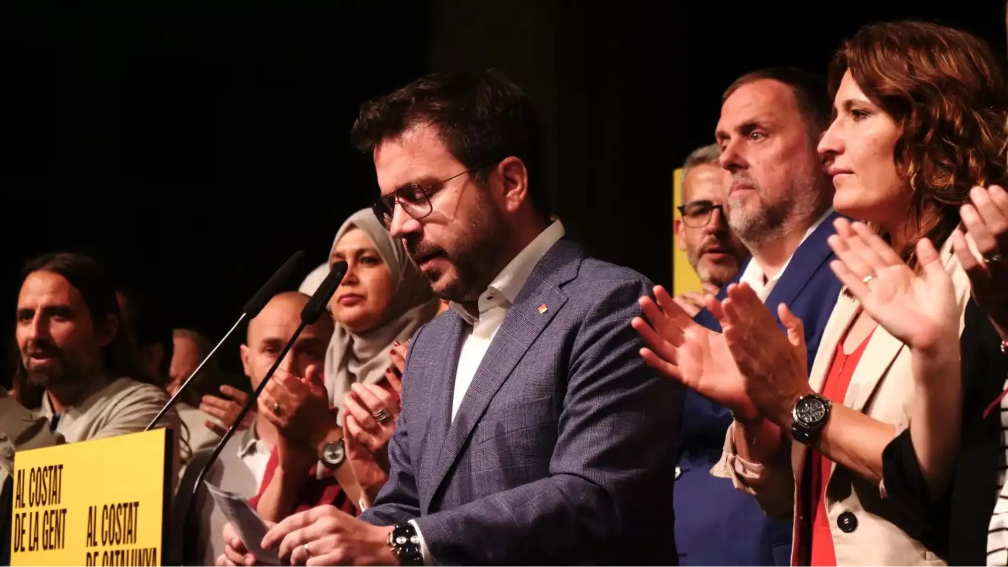 Pere Aragonès, acompañado de las principales caras de ERC, durante la noche electoral / CRÓNICA GLOBAL - Òscar Gil 