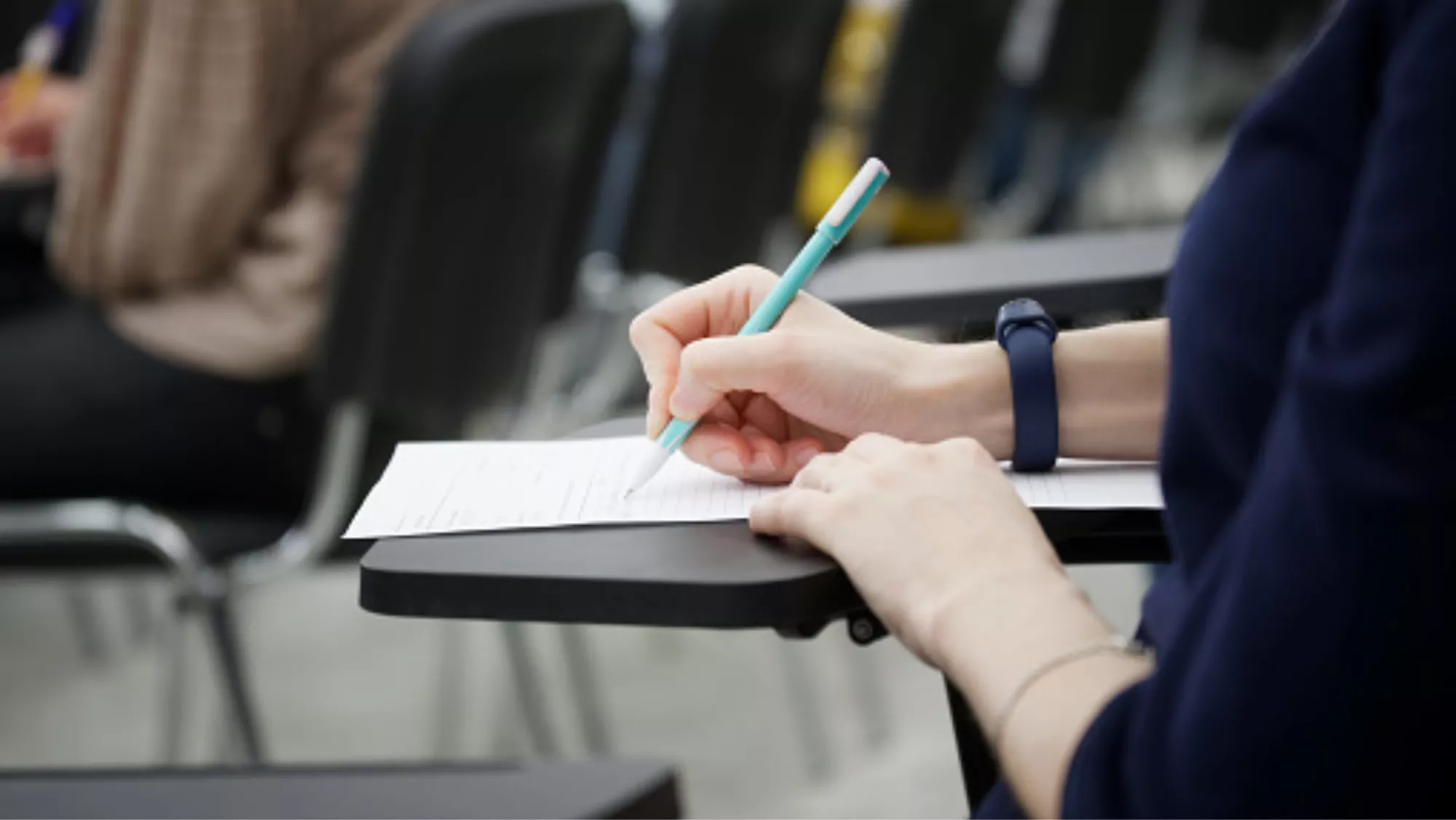 Imagen de una persona haciendo una prueba tras un curso / ISTOCK