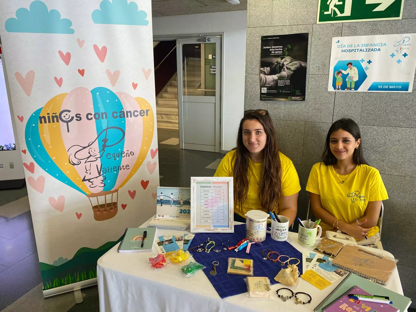 Stand sobre el Día del Niño Hospitalizado de la Fundación Canaria Pequeño Valiente en el Hospital de La Candelaria. / ATLÁNTICO HOY