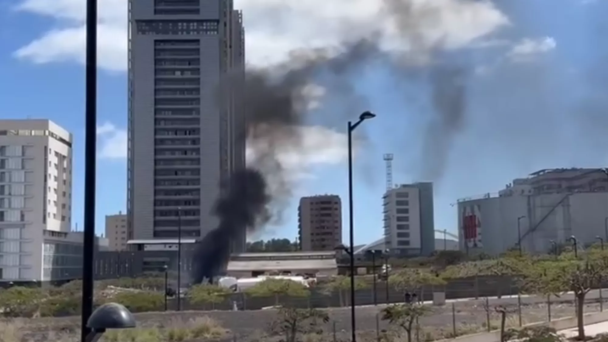 Columna de humo generada por un incendio en el descampado de Cabo Llanos, en Santa Cruz de Tenerife./ REDES