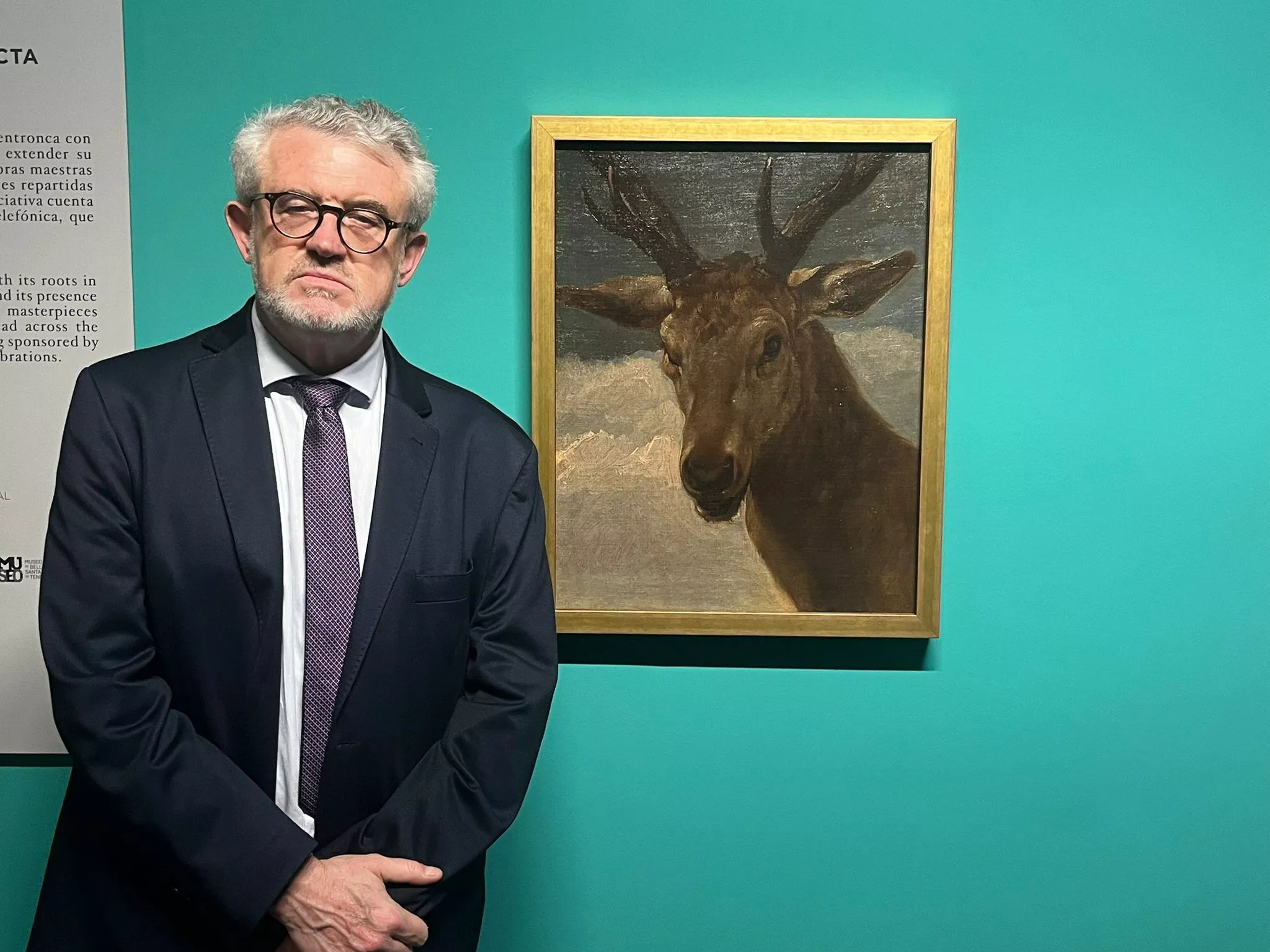 Miguel Falomir, director del Museo del Prado, junto a 'Cabeza de venado', de Velázquez, en el Museo de Bellas Artes de Santa Cruz / AH / BELA CABRERA