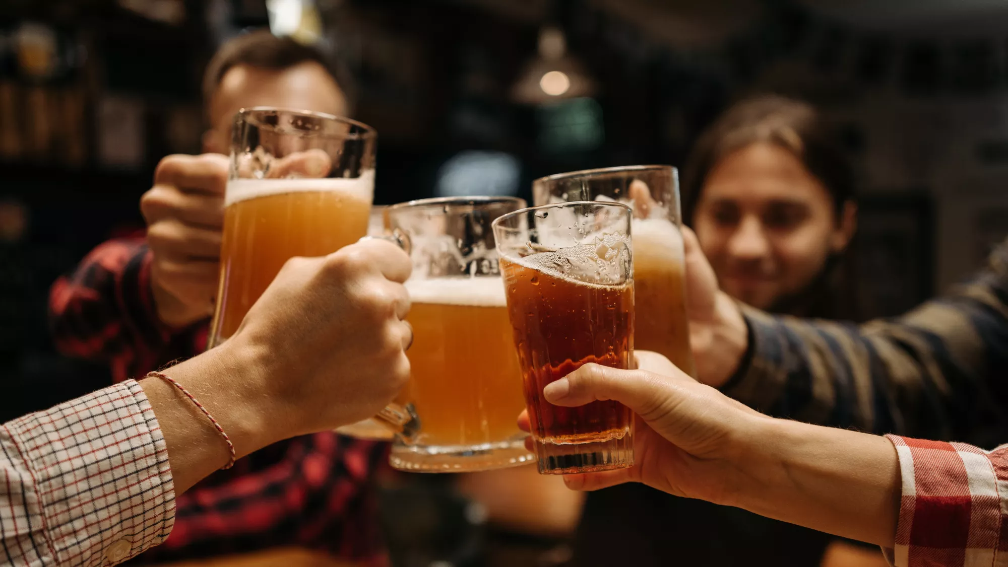 Personas brindando con cerveza./ AH. 