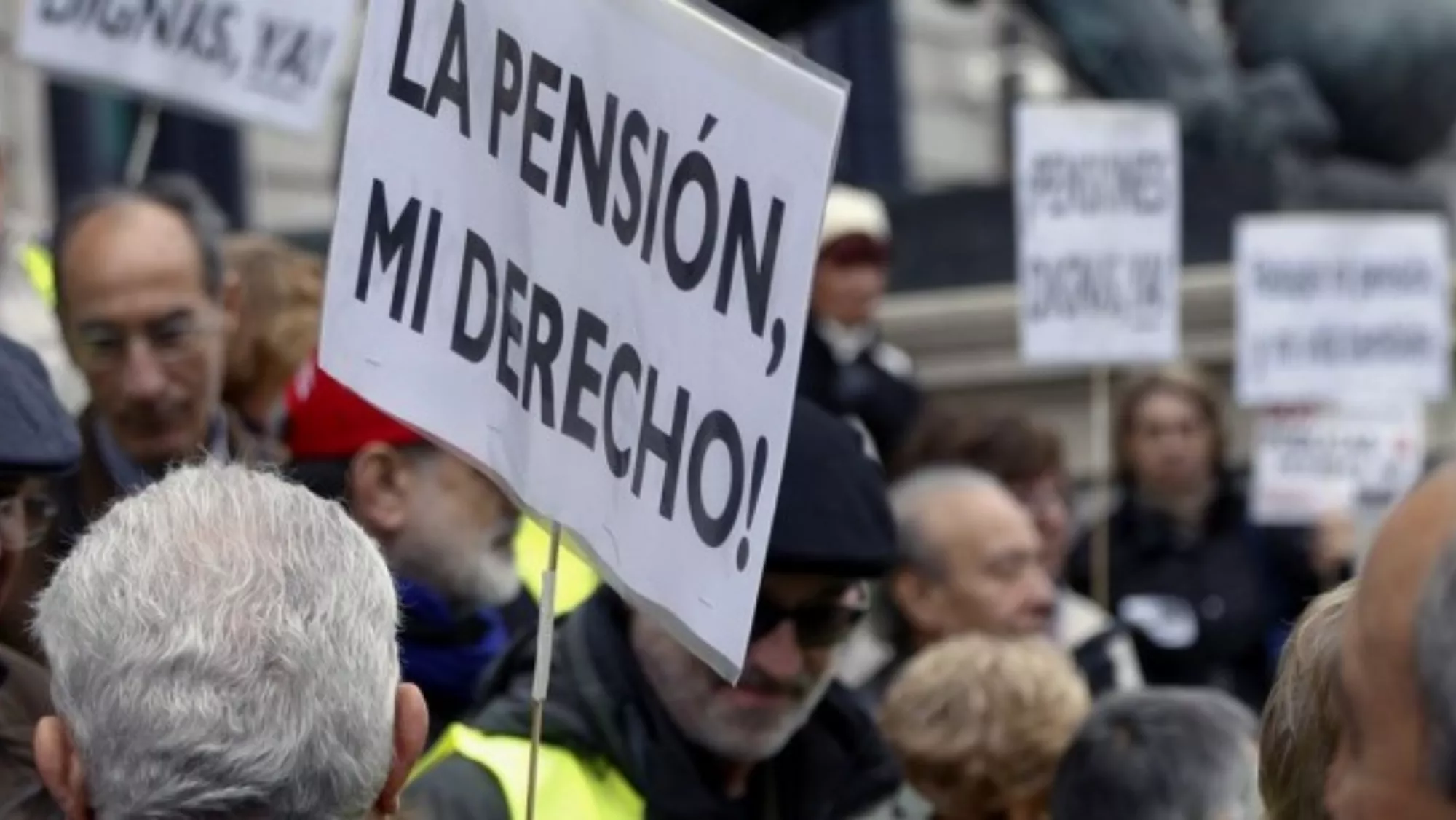 Un manifestante pidiendo pensiones dignas / EFE
