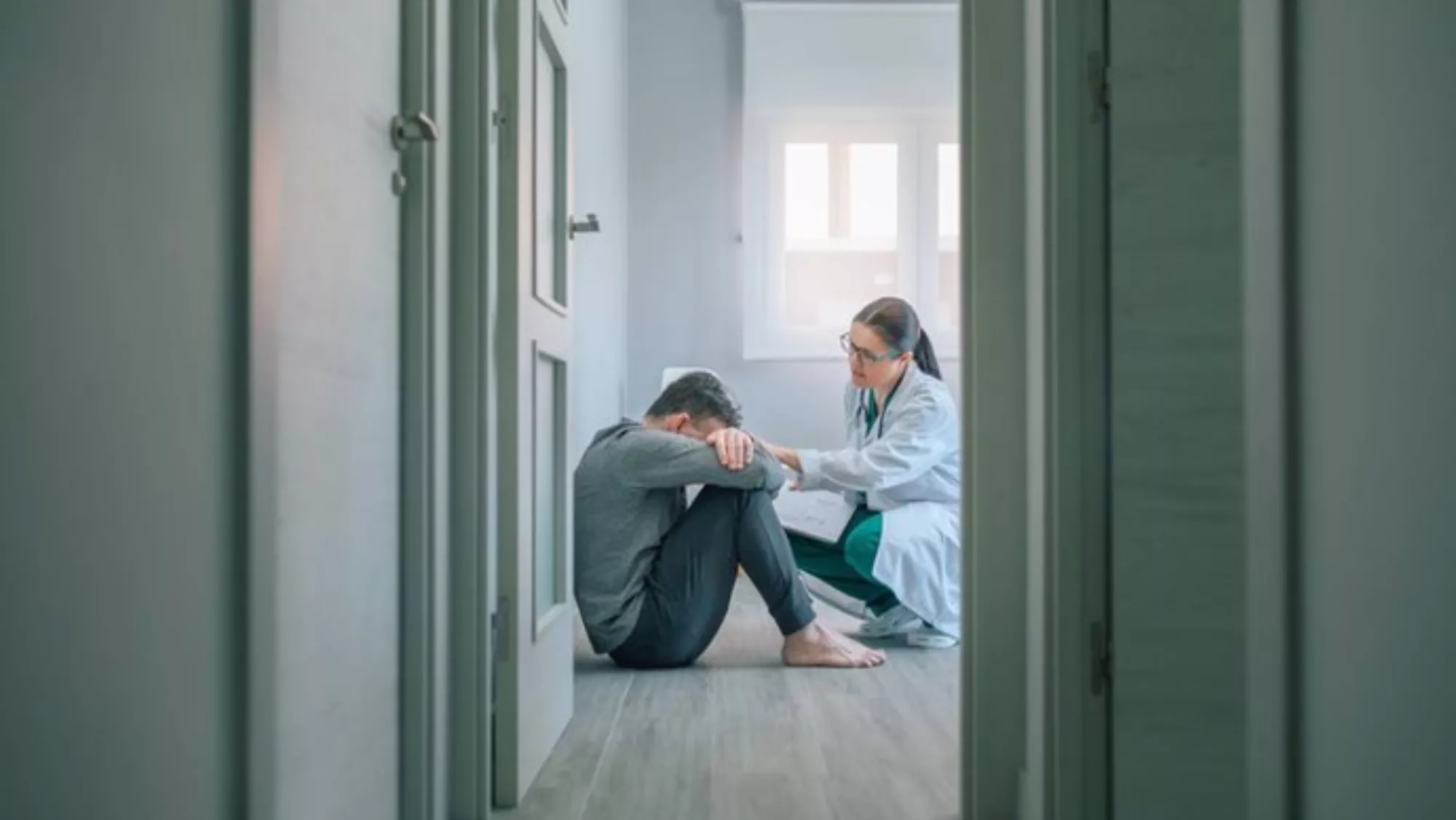 Un chico es atendido por una doctora / EUROPAPRESS