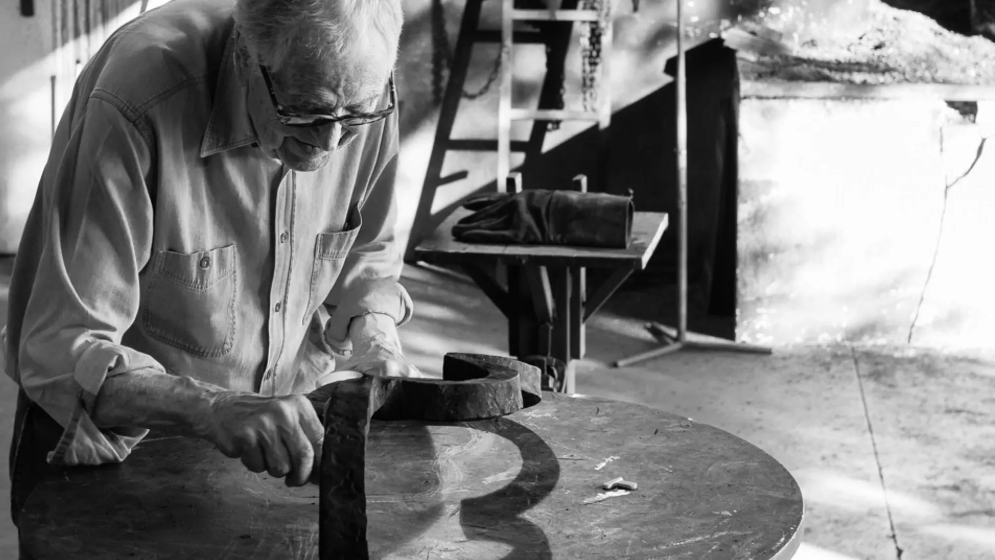 El escultor canario realizando una de sus obras de la serie 'Homenaje a la música'  / FUNDACIÓN MARTÍN CHIRINO