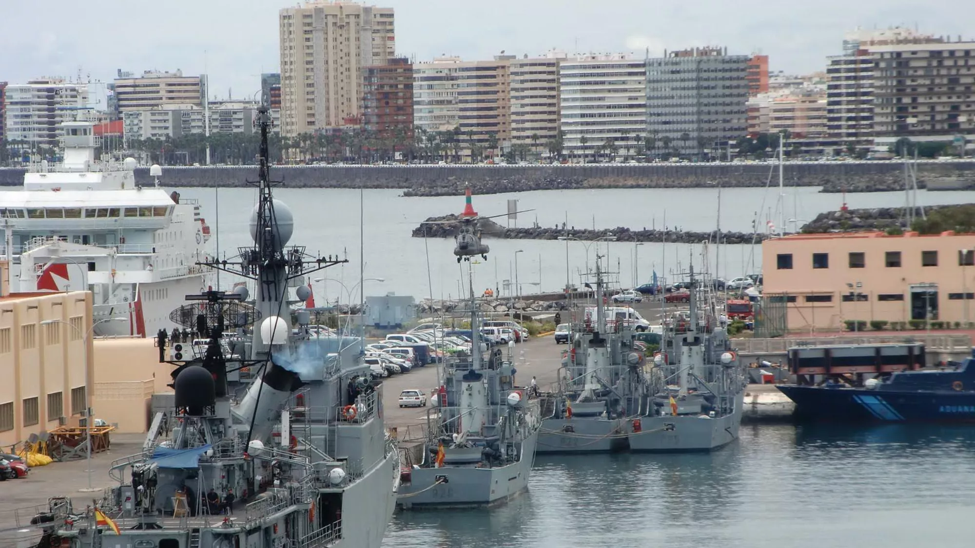 La Base Naval de Las Palmas de Gran Canaria, con la Avenida Marítima al fondo. / MINISTERIO DE DEFENSA
