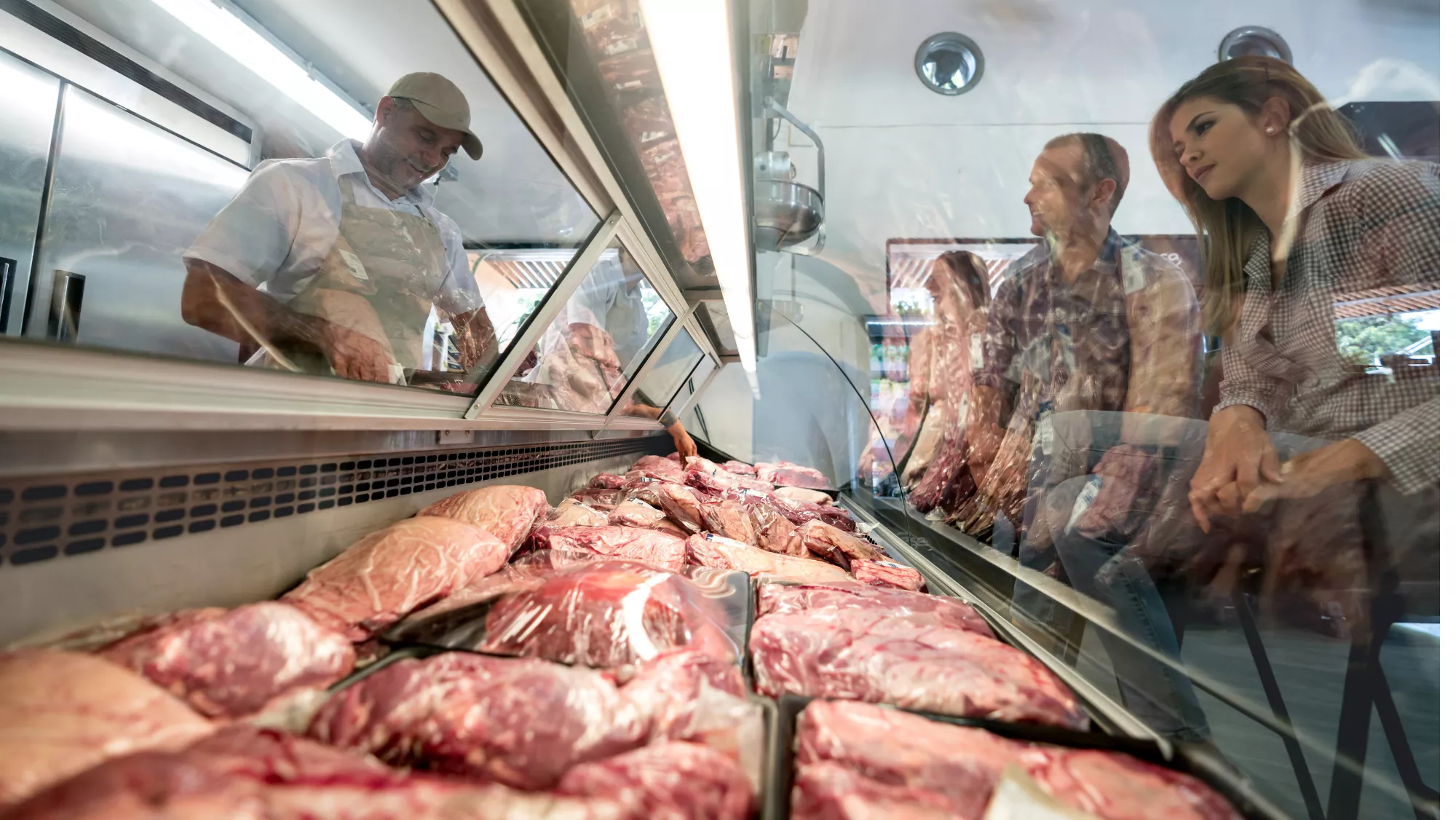 Mostrador con carne en un mercado. /  CANVA