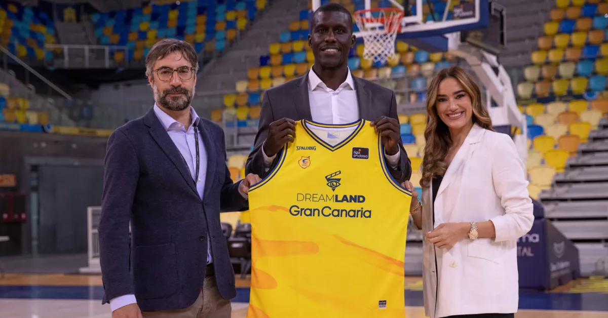 Eduardo Gómez de la Mata —director de marketing y estrategia digital de la cadena Lopesan—, Sitapha Savane —presidente del CB Gran Canaria— y Yasmina Newport —posan tras suscribir el acuerdo de patrocinio entre Dreamland Studios y el Granca. / 