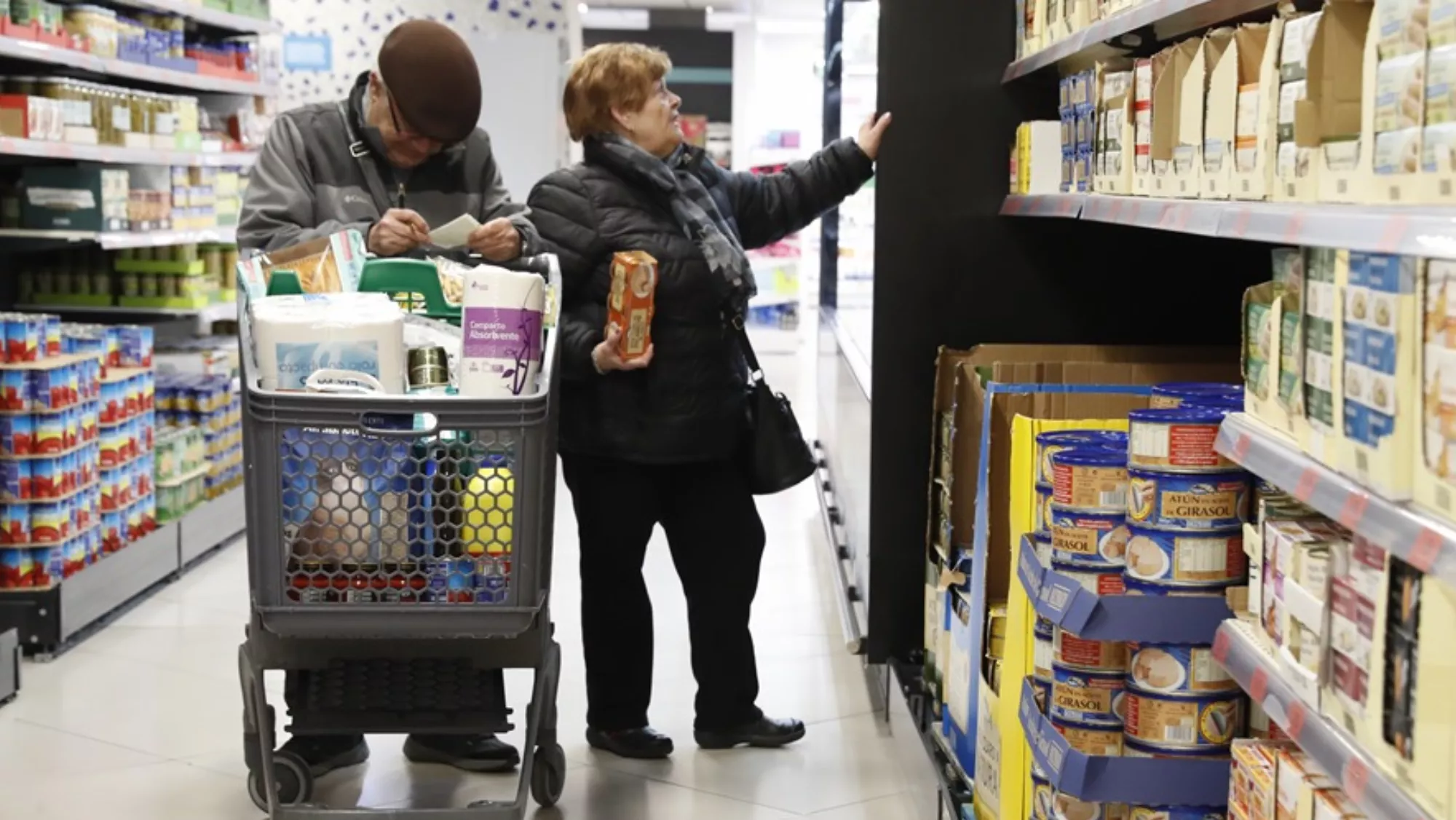 Dos personas mayores buscando un aperitivo de Mercadona / EFE