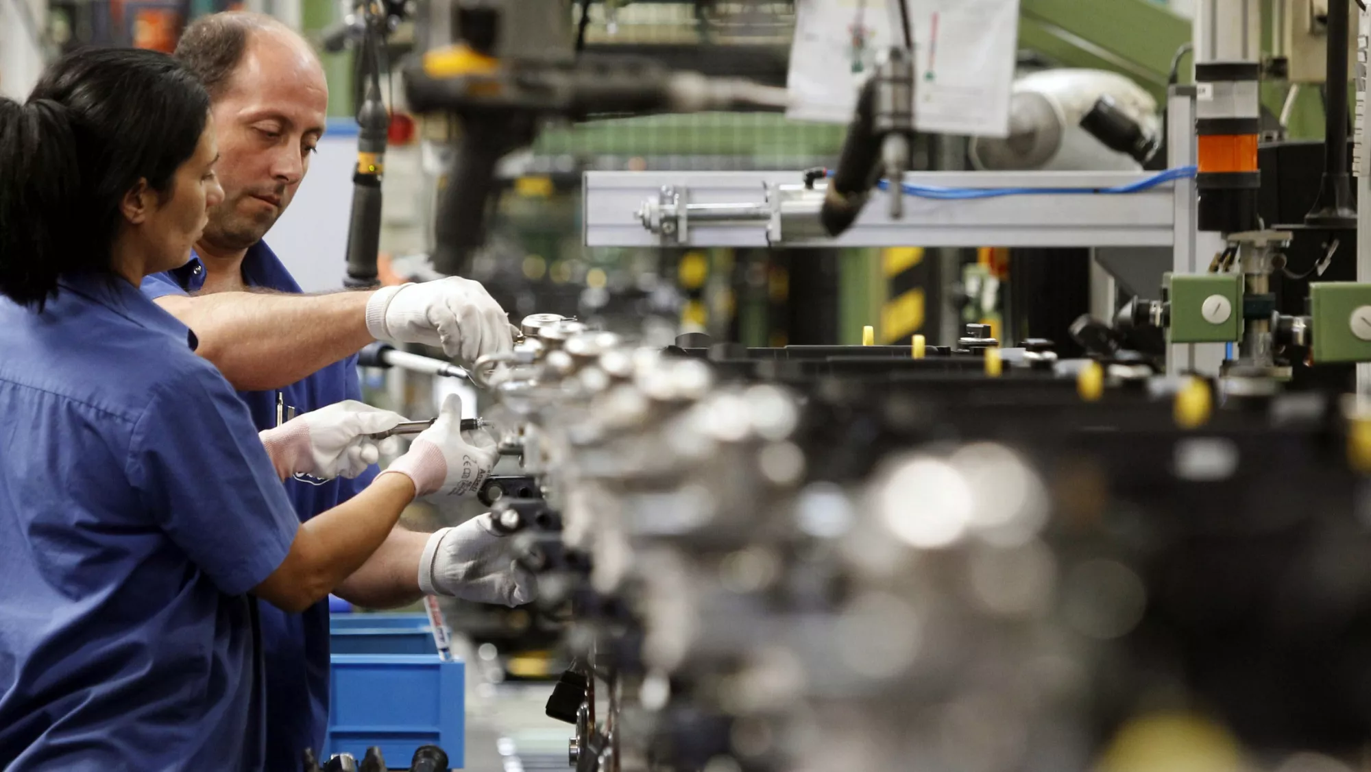 En la imagen, dos trabajadores de una empresa automovilística. Crece la ocupación en Tenerife / EFE