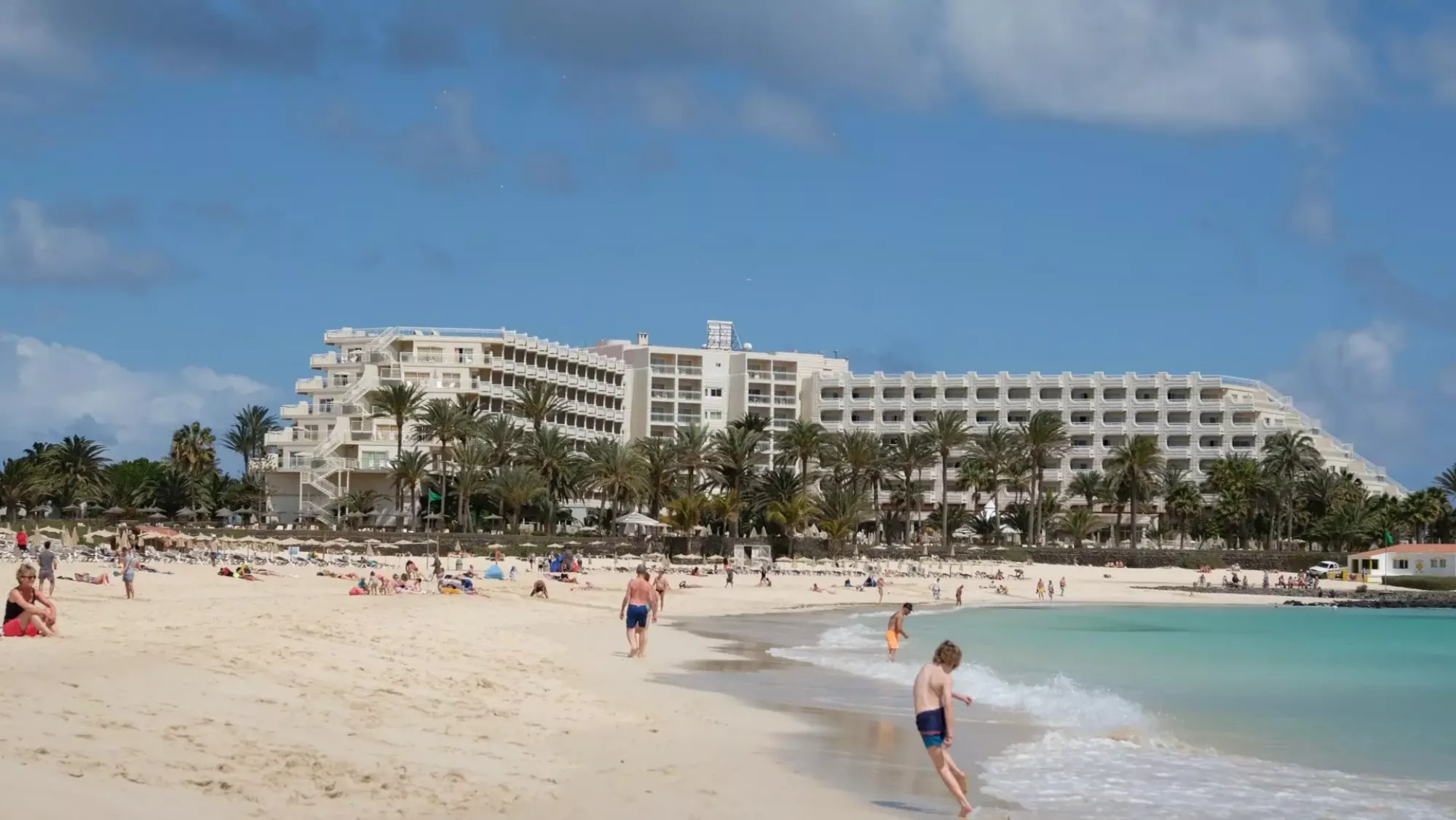 Personas en una de las playas de Fuerteventura / EFE