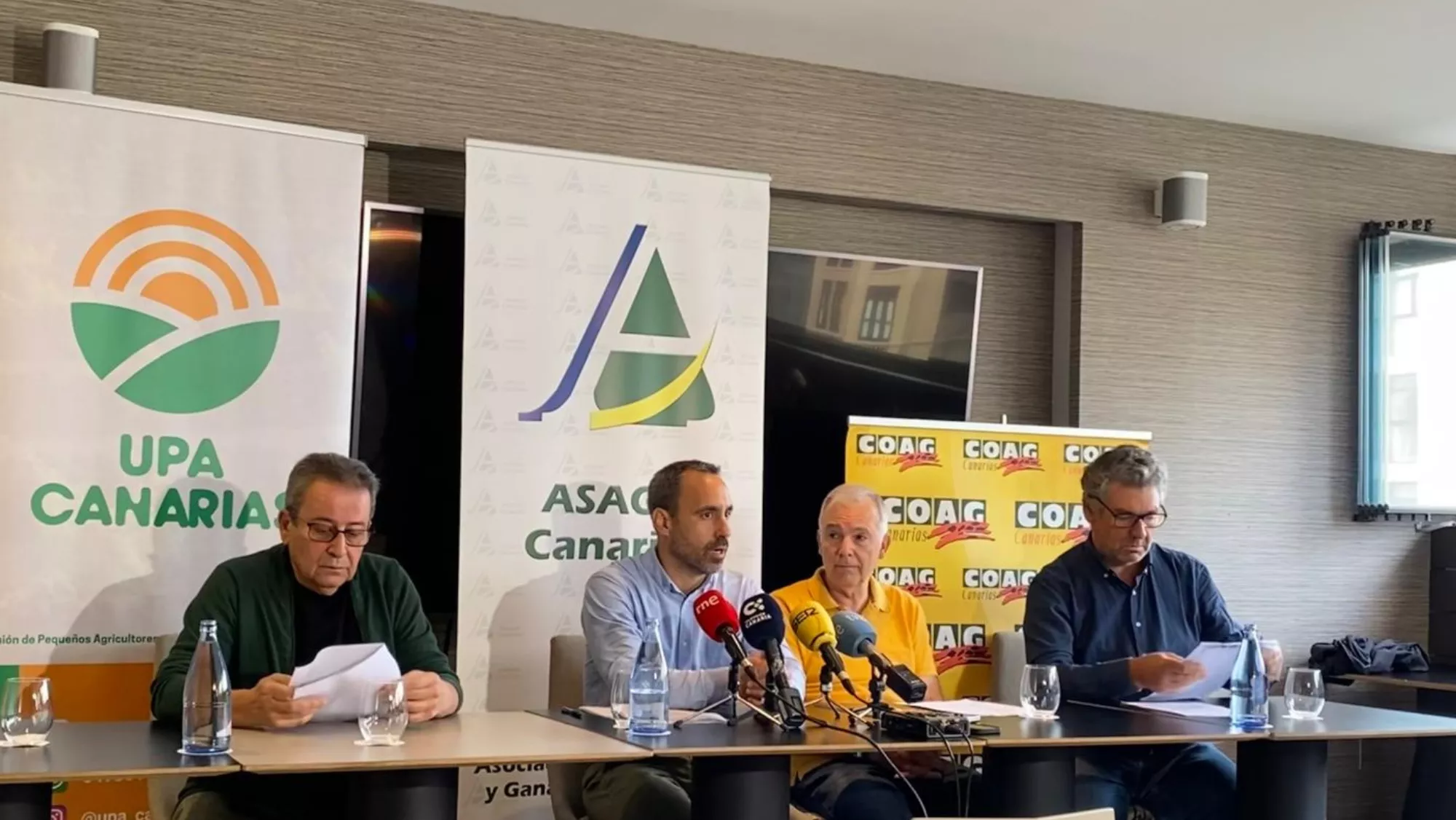 De izquierda a derecha, Jorge Pelayo (UPA), Theo Hernando (Asaga), Sergio Rodríguez (Palca) y Miguel López (Coag) durante la rueda de prensa donde denunciar la falta de acción administrativa. / ATLÁNTICO HOY - ALBA MARICHAL