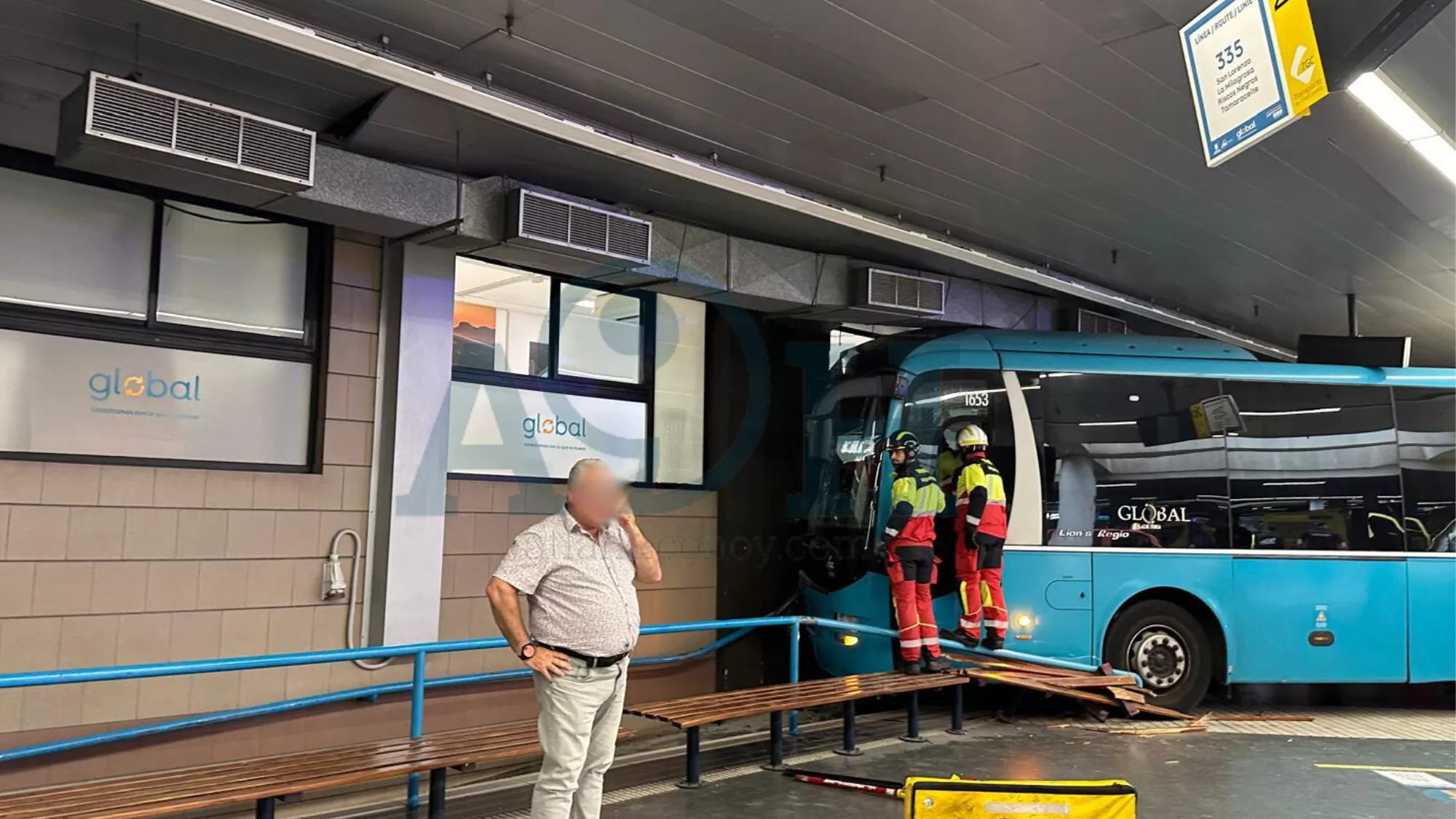 Accidente de una guagua global sin frenos en San Telmo / MARCOS MORENO - AH