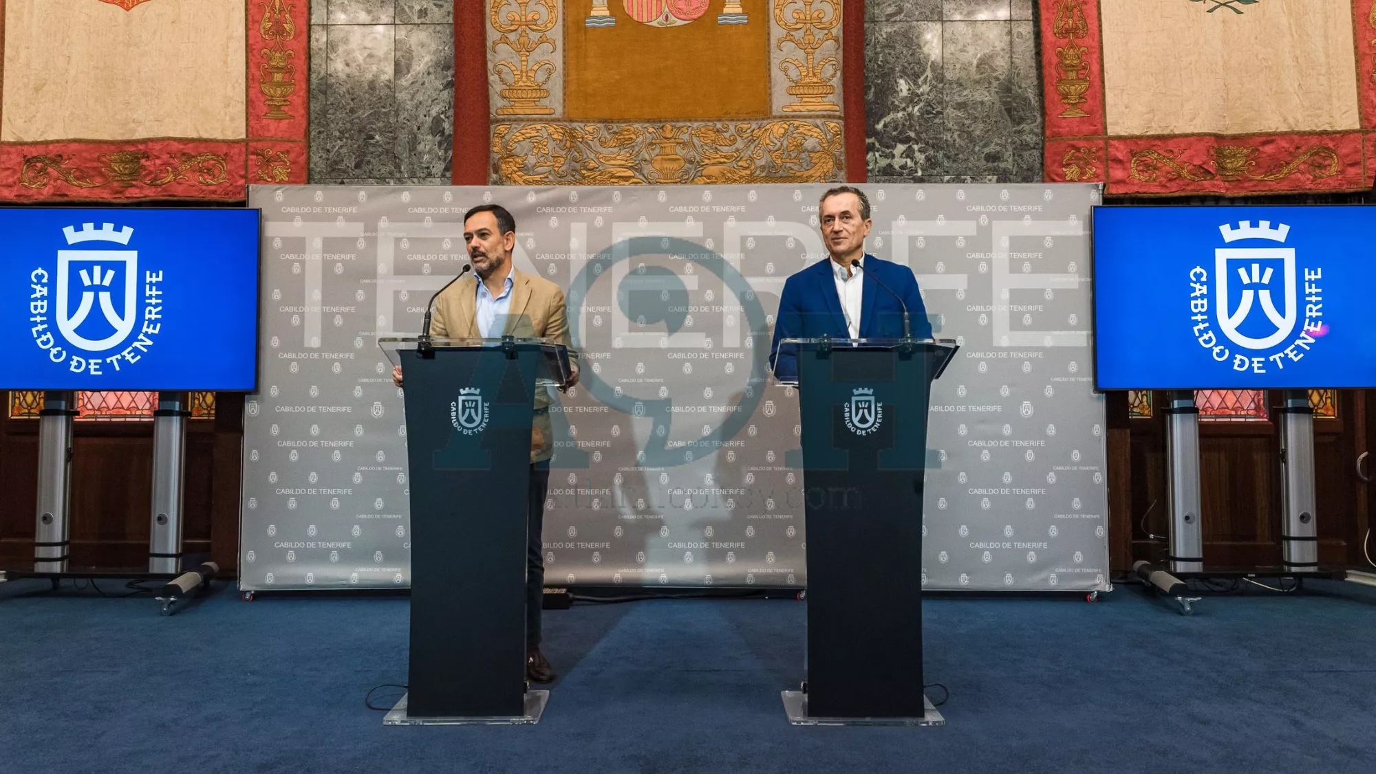 El vicepresidente del Cabildo de Tenerife, Lope Afonso, y el vicepresidente segundo, José Miguel Ruano, en rueda de prensa./ CEDIDA