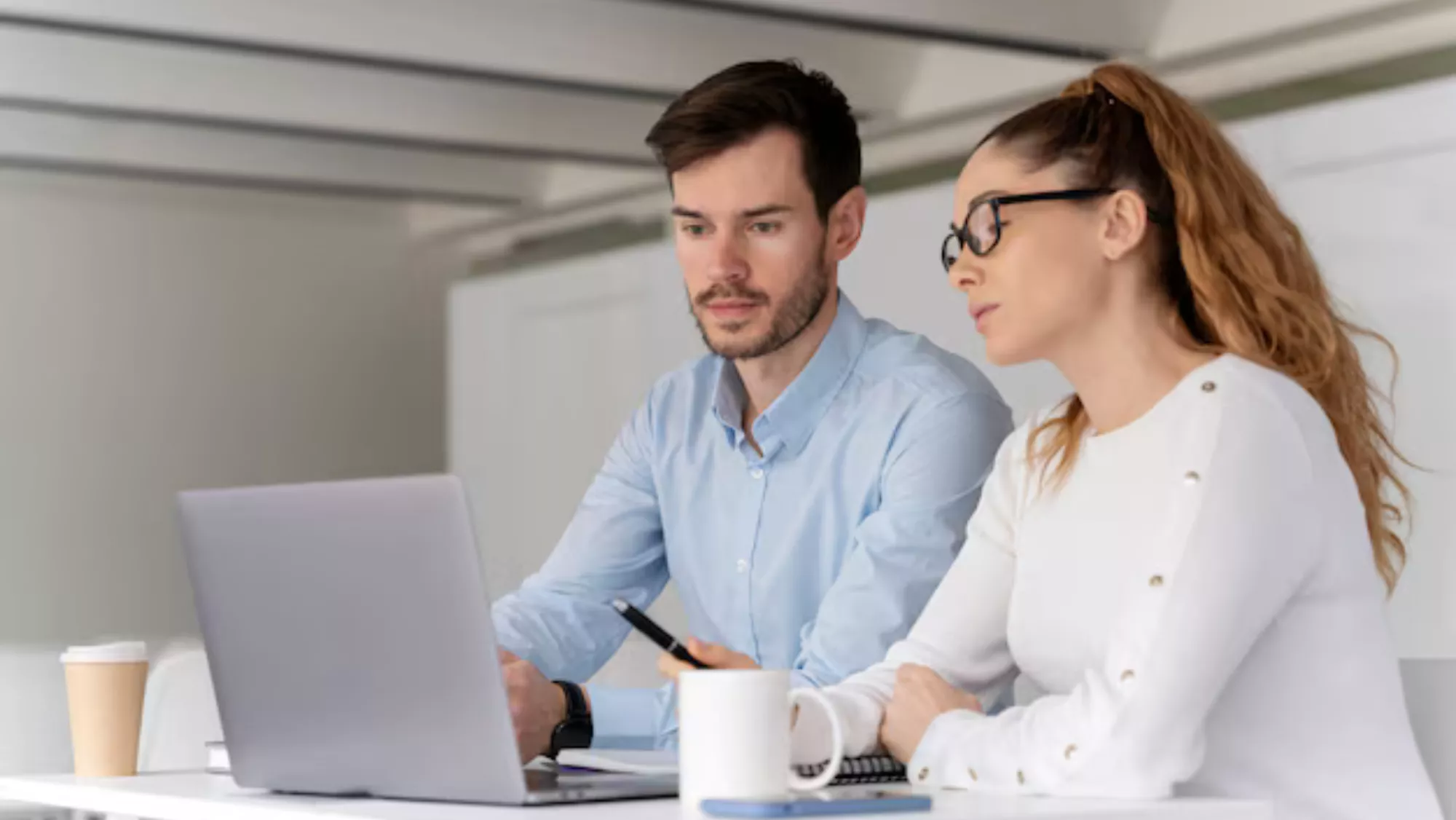 Gente en una oficina / FREEPIK Gente en una oficina / FREEPIK